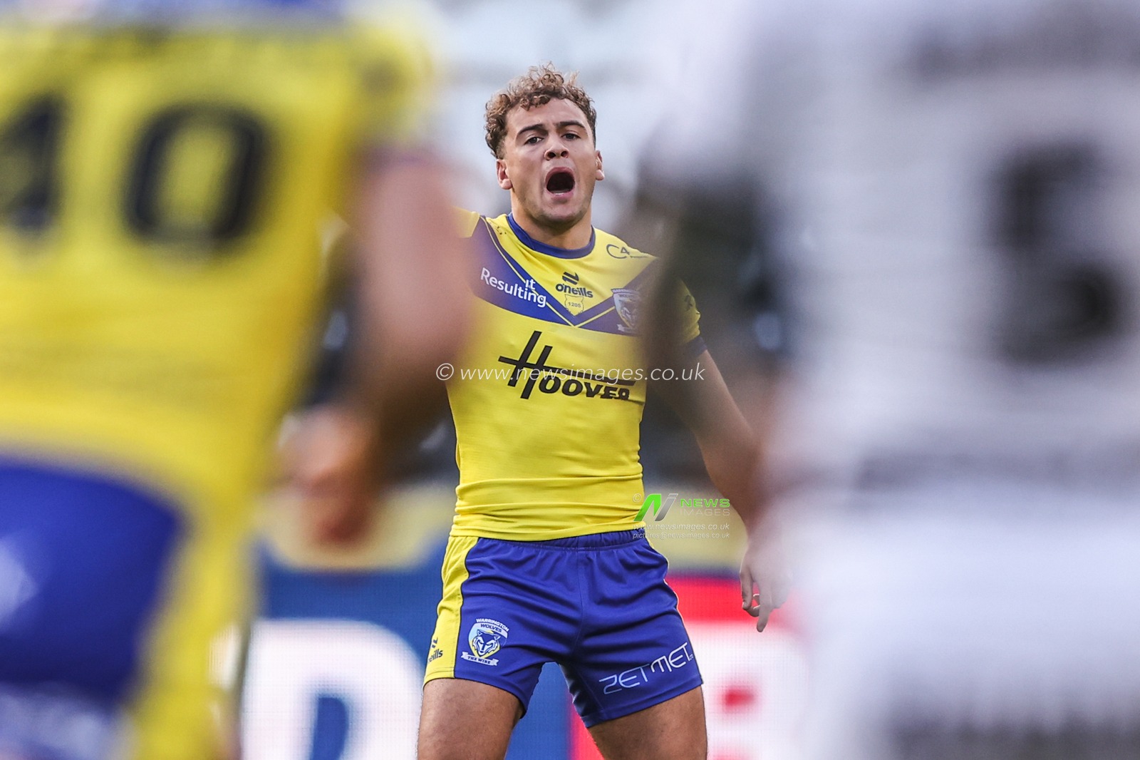 Cai Taylor-Wray of Warrington Wolves gives team mates instructions during the Betfred Super League Round 26 match Hull FC vs Warrington Wolves at MKM Stadium, Hull, United Kingdom, 13th September 2025

(Photo by Alfie Cosgrove/News Images)