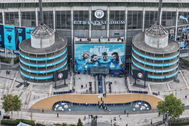 Players entrance and a new mural of Erling Haaland, Bernardo Silva, Rodri and Ruben Dias of Manchester City during the Premier League match Manchester City vs Tottenham Hotspur at Etihad Stadium, Manchester, United Kingdom, 23rd August 2025

(Photo by Mark Cosgrove/News Images)