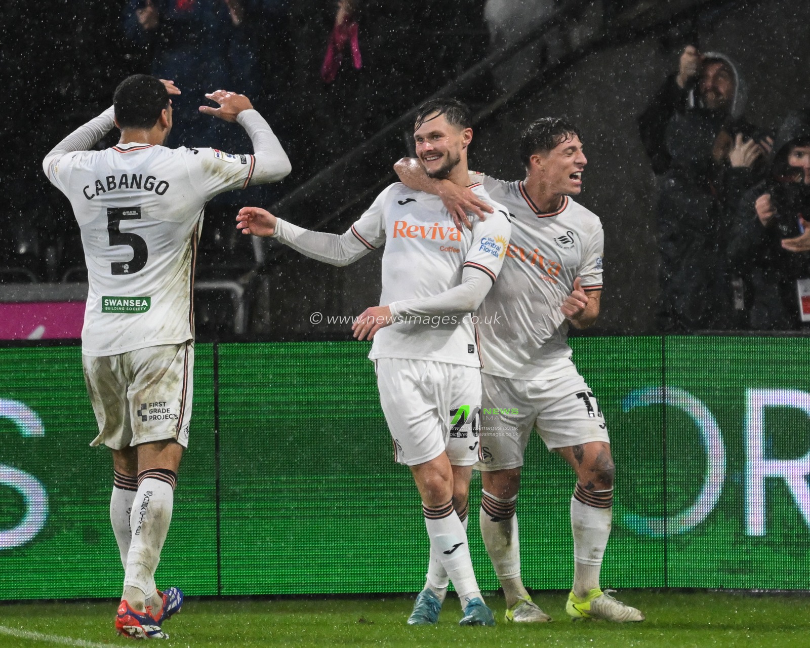 Liam Cullen of Swansea City celebrates his goal to make it 2-1 during the Sky Bet Championship match Swansea City vs Leeds United at Swansea.com Stadium, Swansea, United Kingdom, 24th November 2024

(Photo by Craig Thomas/News Images)