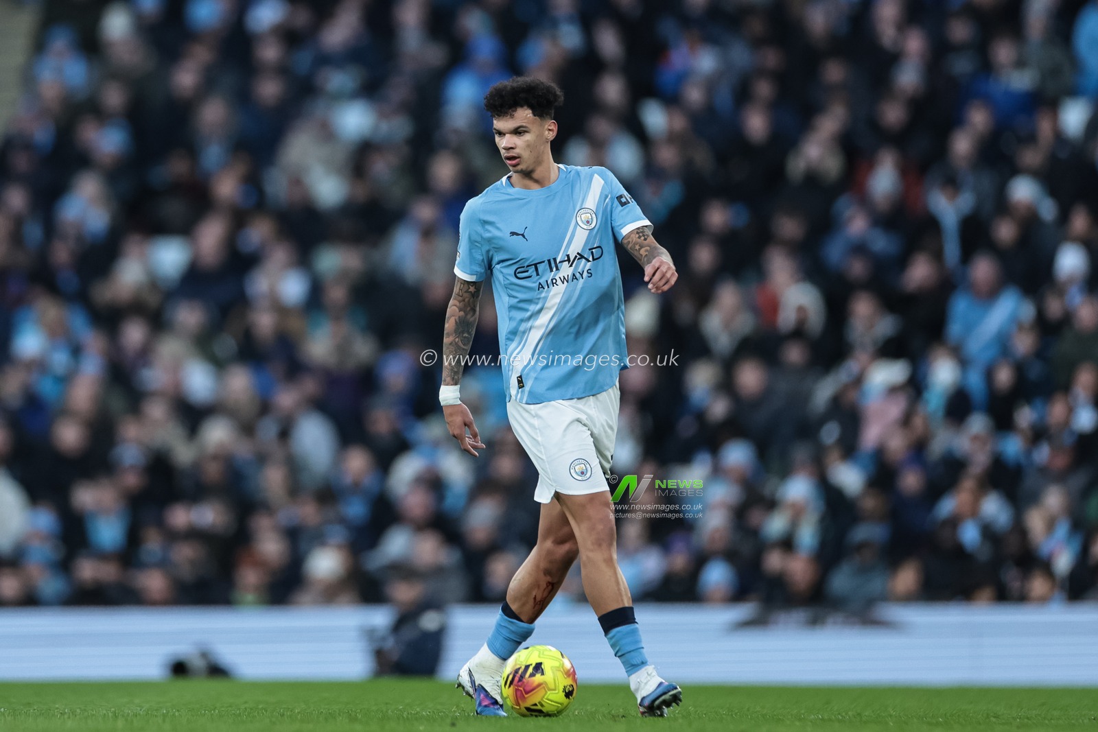 Nico O'Reilly of Manchester City with the ball during the Premier League match Manchester City vs West Ham United at Etihad Stadium, Manchester, United Kingdom, 20th December 2025

(Photo by Mark Cosgrove/News Images)

*** GER AUT SUI OUT ***