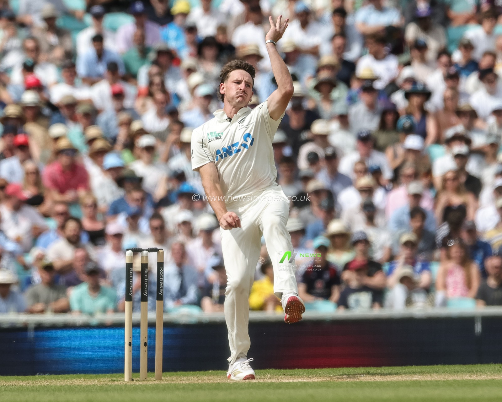 Nathan Smith of New Zealand delivers the ball during the 2nd Rothesay Test Match Day 4 match England vs New Zealand at The Kia Oval, London, United Kingdom on 20 June 2026

(Photo by Mark Cosgrove/News Images)
