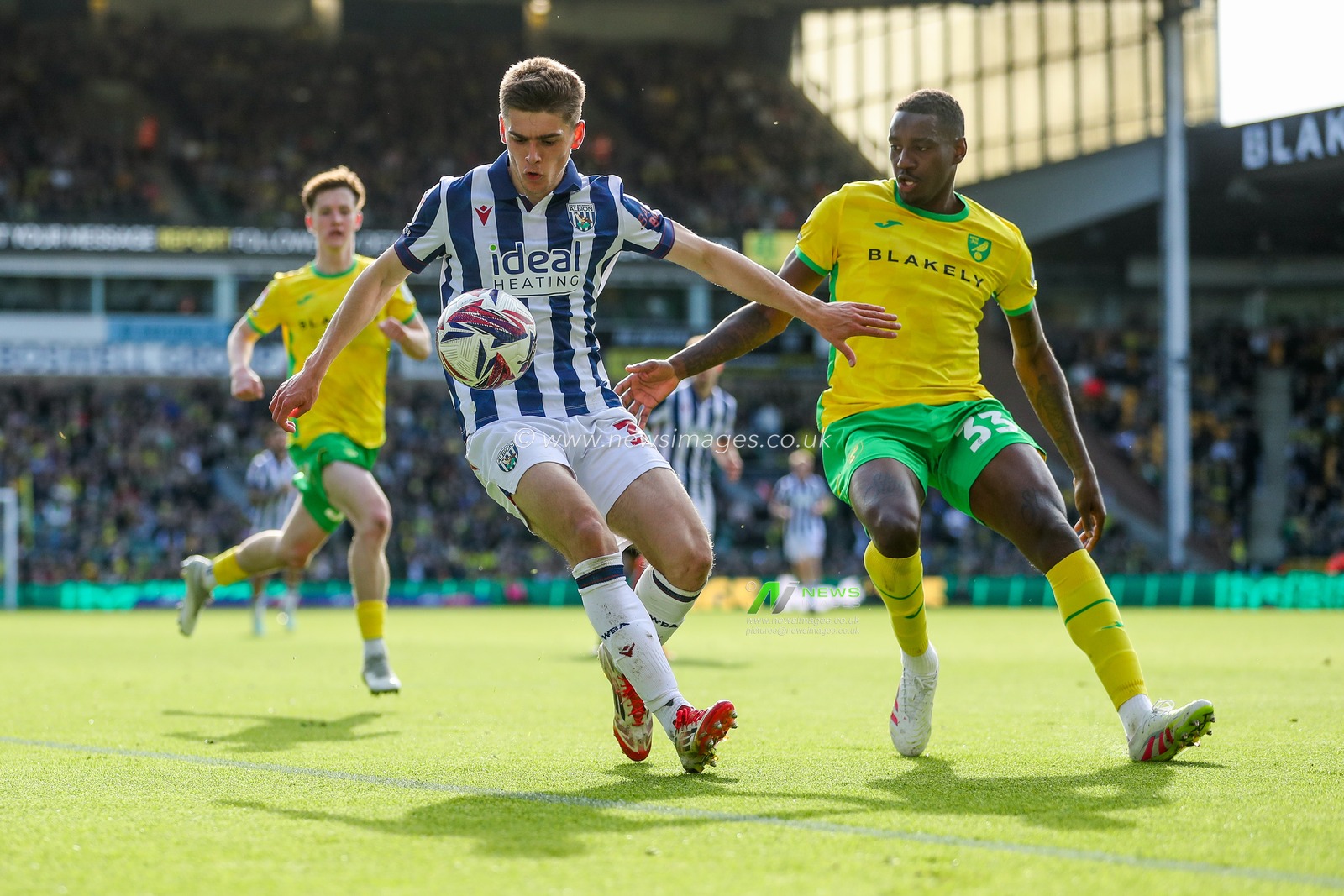 Tom Fellows of West Bromwich Albion is put under pressure by Jose Cordoba of Norwich City during the Sky Bet Championship match Norwich City vs West Bromwich Albion at Carrow Road, Norwich, United Kingdom, 29th March 2025

(Photo by Izzy Poles/News Images)