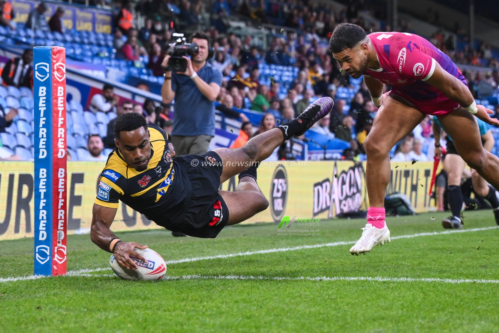 Jason Qareqare of Castleford Tigers goes over for a try during the Magic Weekend match Huddersfield Giants vs Castleford Tigers at Elland Road, Leeds, United Kingdom, 18th August 2024

(Photo by Craig Thomas/News Images)