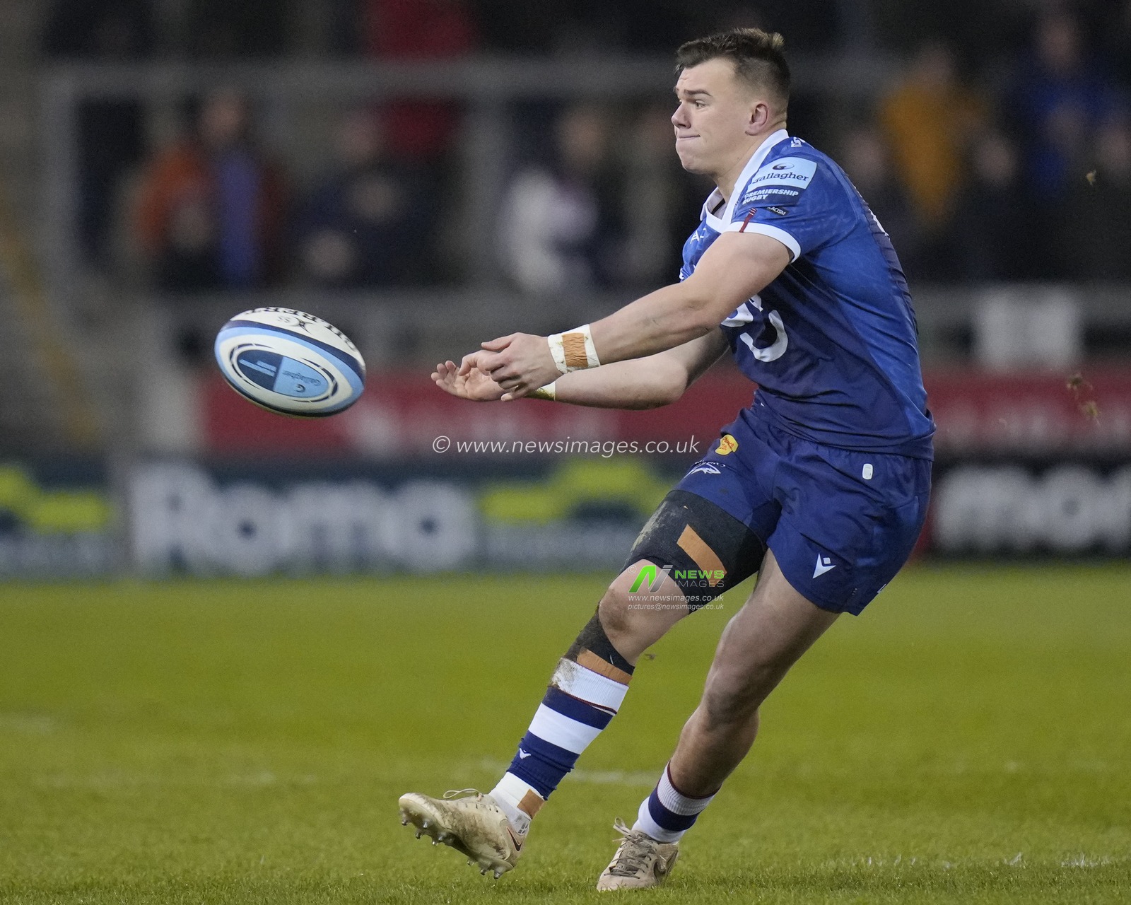 Joe Carpenter #15 of Sale Sharks passes the ball during the Gallagher Premiership match Sale Sharks vs Bath Rugby at AJ Bell Stadium, Eccles, United Kingdom, 27th January 2023

(Photo by Steve Flynn/News Images)