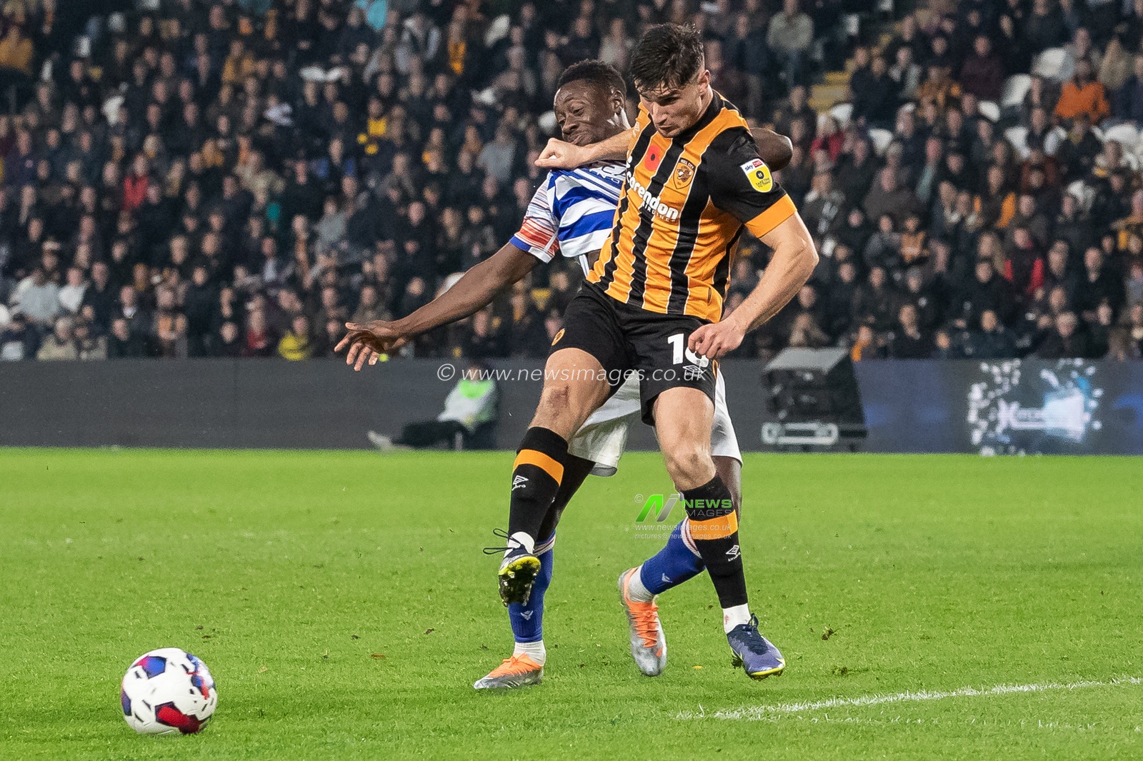 Ryan Longman #16 of Hull City shrugs off Andy Yiadom #17 of Reading during the Sky Bet Championship match Hull City vs Reading at MKM Stadium, Hull, United Kingdom, 12th November 2022

(Photo by James Heaton/News Images)