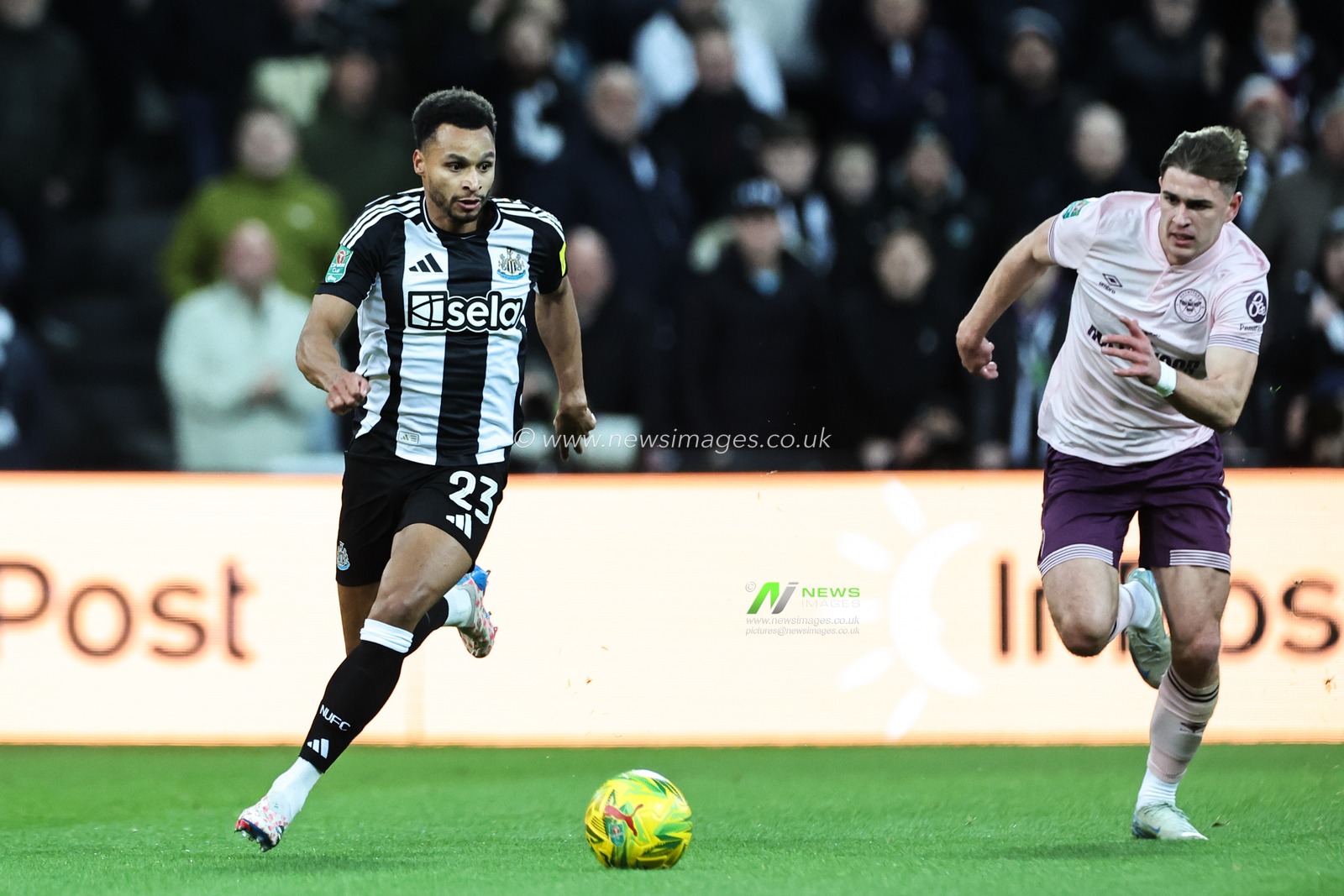Jacob Murphy of Newcastle United goes forward with the ball during the Carabao Cup Quarter Final Newcastle United vs Brentford at St. James's Park, Newcastle, United Kingdom, 18th December 2024

(Photo by Mark Cosgrove/News Images)