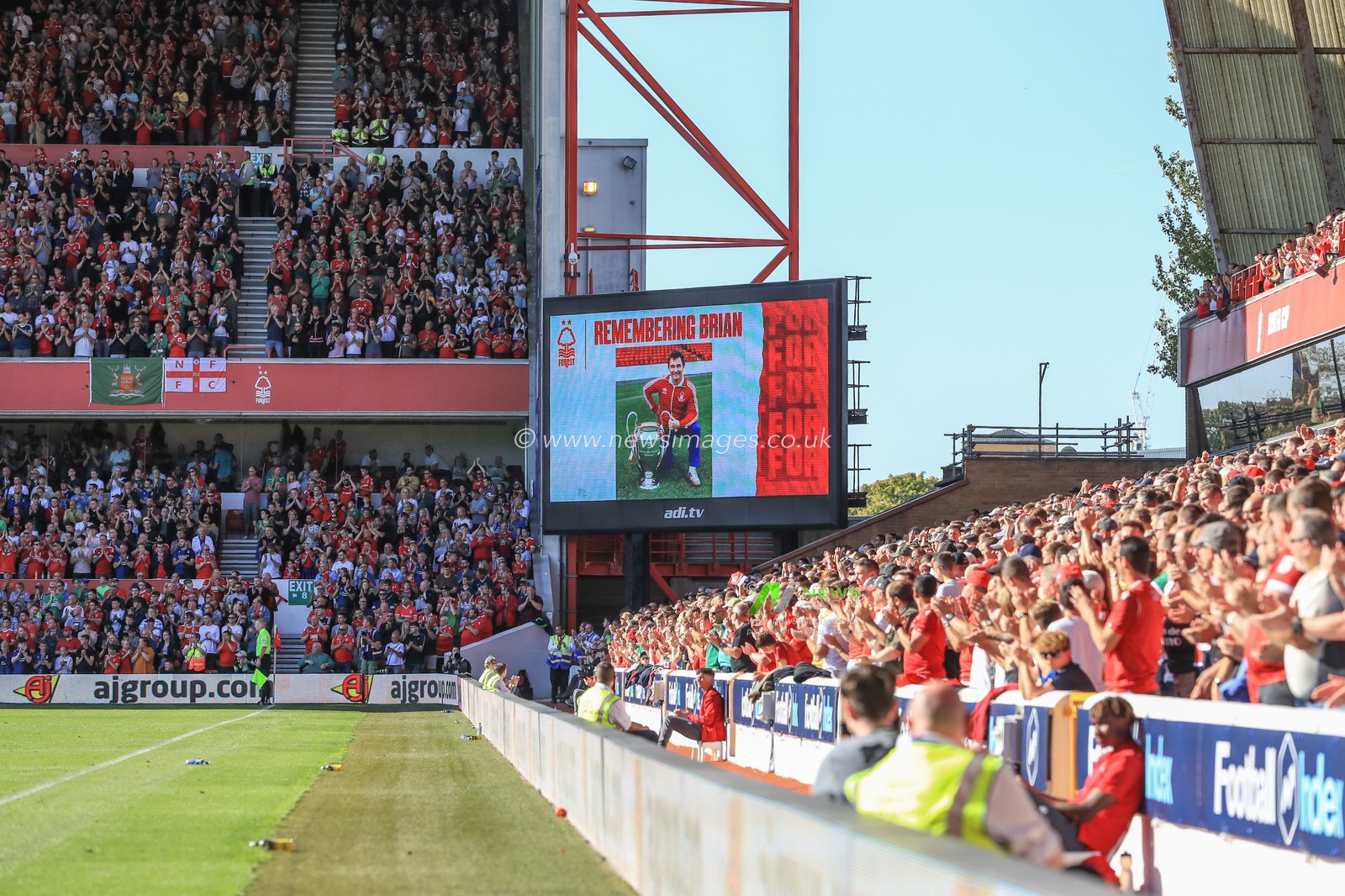 21st September 2019, City Ground, Nottingham, England; Sky Bet Championship Football, Nottingham Forest vs Barnsley ; Nottingham and Barnsley fans applaud remembering Brian Clough


Credit   Mark Cosgrove/News Images

English Football League images are subject to DataCo Licence