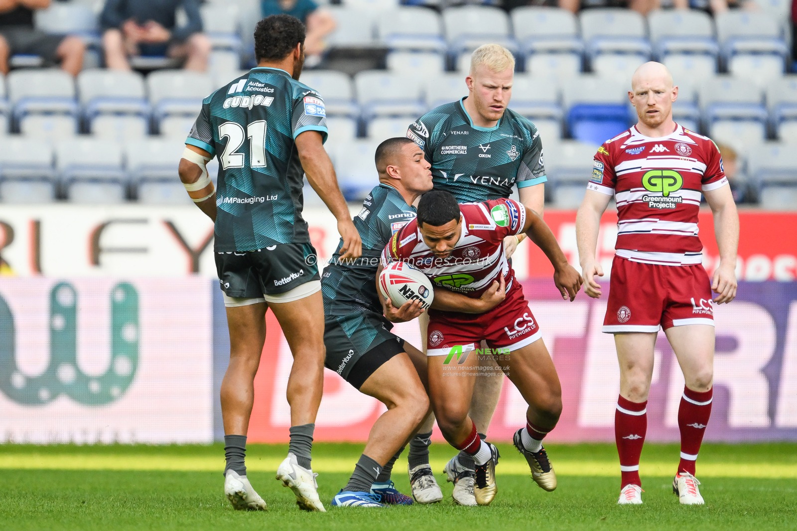 Kruise Leeming of Wigan Warriors is tackled by Tui Lolohea of Huddersfield Giants during the Betfred Super League Round 20 match Wigan Warriors vs Huddersfield Giants at DW Stadium, Wigan, United Kingdom, 1st August 2024

(Photo by Craig Thomas/News Images)