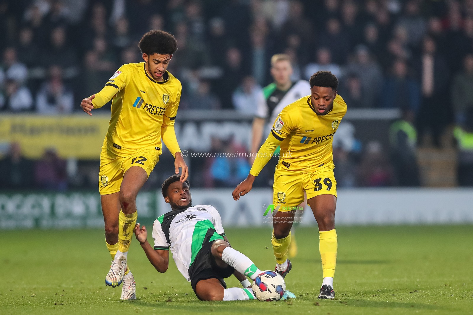 Tyler Onyango #12 of Burton Albion fouls Bali Mumba #17 of Plymouth Argyle during the Sky Bet League 1 match Burton Albion vs Plymouth Argyle at Pirelli Stadium, Burton upon Trent, United Kingdom, 19th November 2022

(Photo by Gareth Evans/News Images)