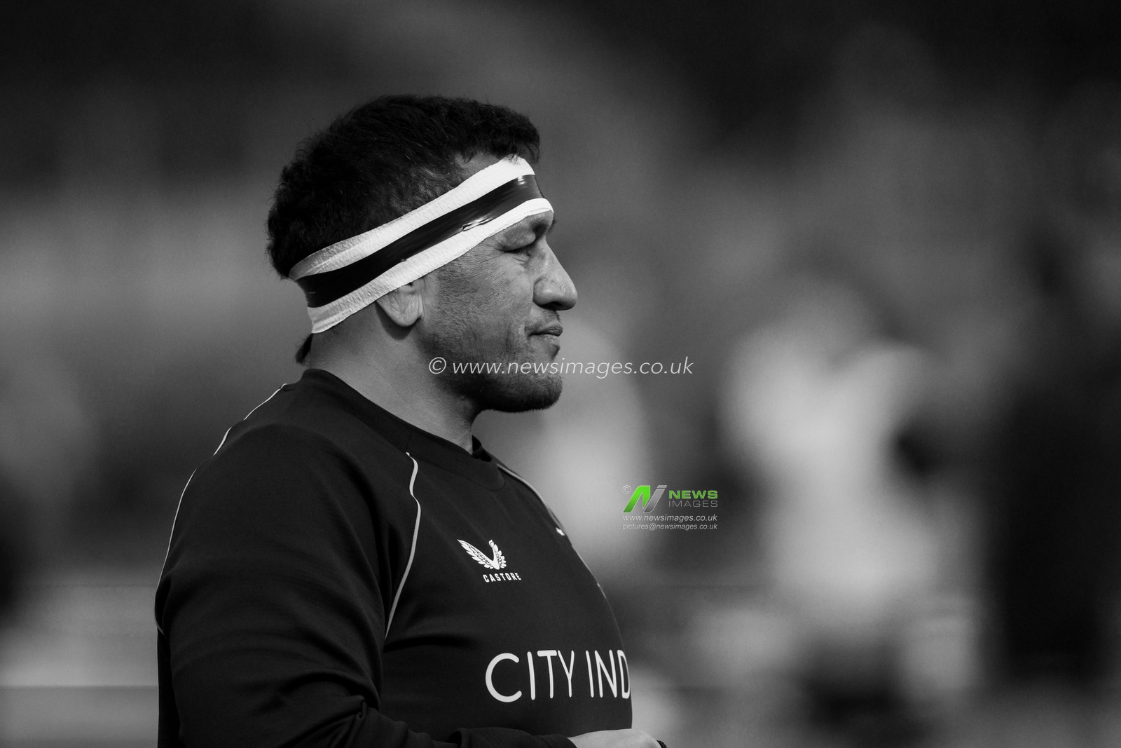 Mako Vunipola #1 of Saracens warming up