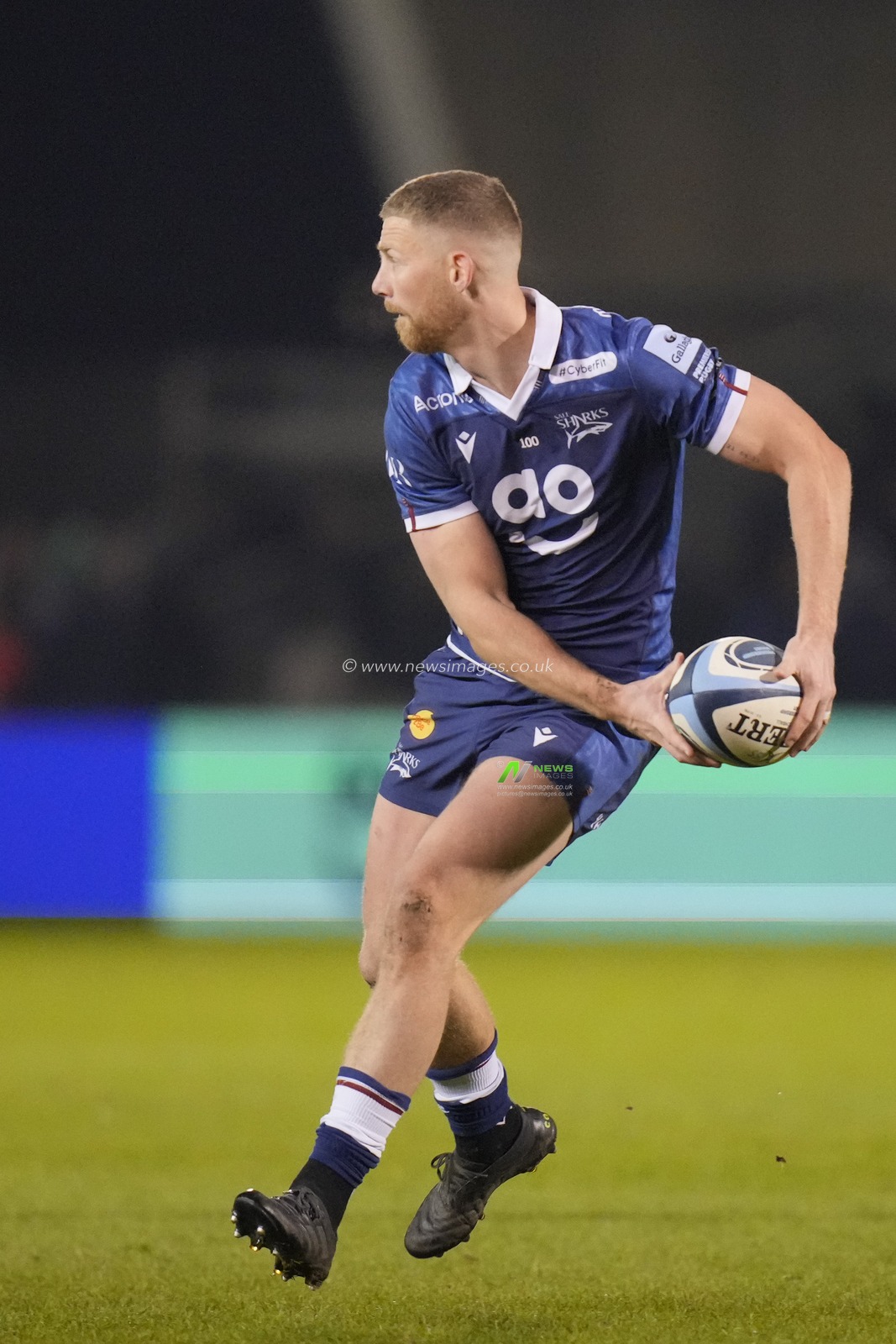 Rob Du Preez #10 of Sale Sharks passes the ball during the Gallagher Premiership match Sale Sharks vs Bath Rugby at AJ Bell Stadium, Eccles, United Kingdom, 27th January 2023

(Photo by Steve Flynn/News Images)