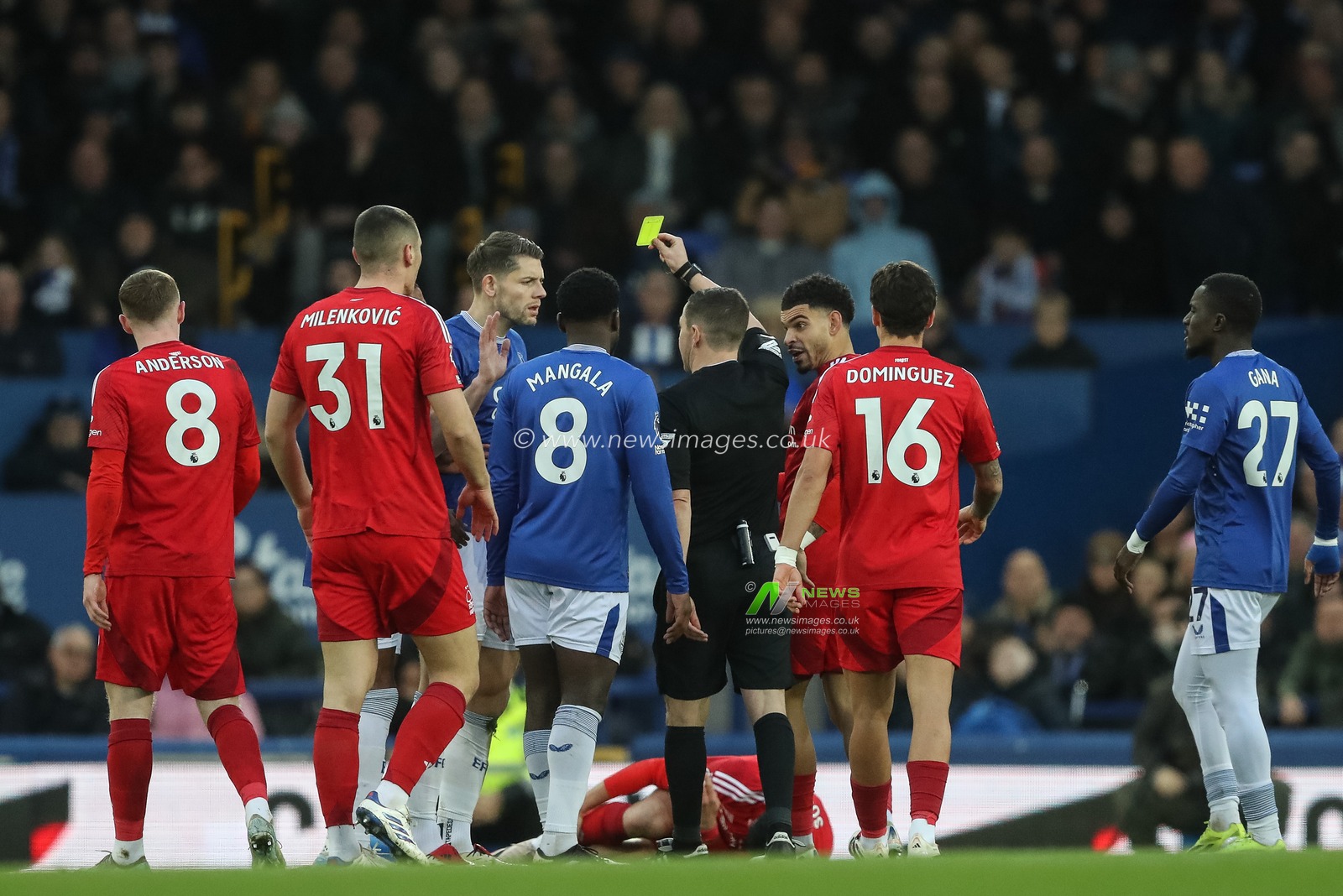 Referee Tony Harrington gives a yellow card to James Tarkowski of Everton during the Premier League match Everton vs Nottingham Forest at Goodison Park, Liverpool, United Kingdom, 29th December 2024

(Photo by Gareth Evans/News Images)