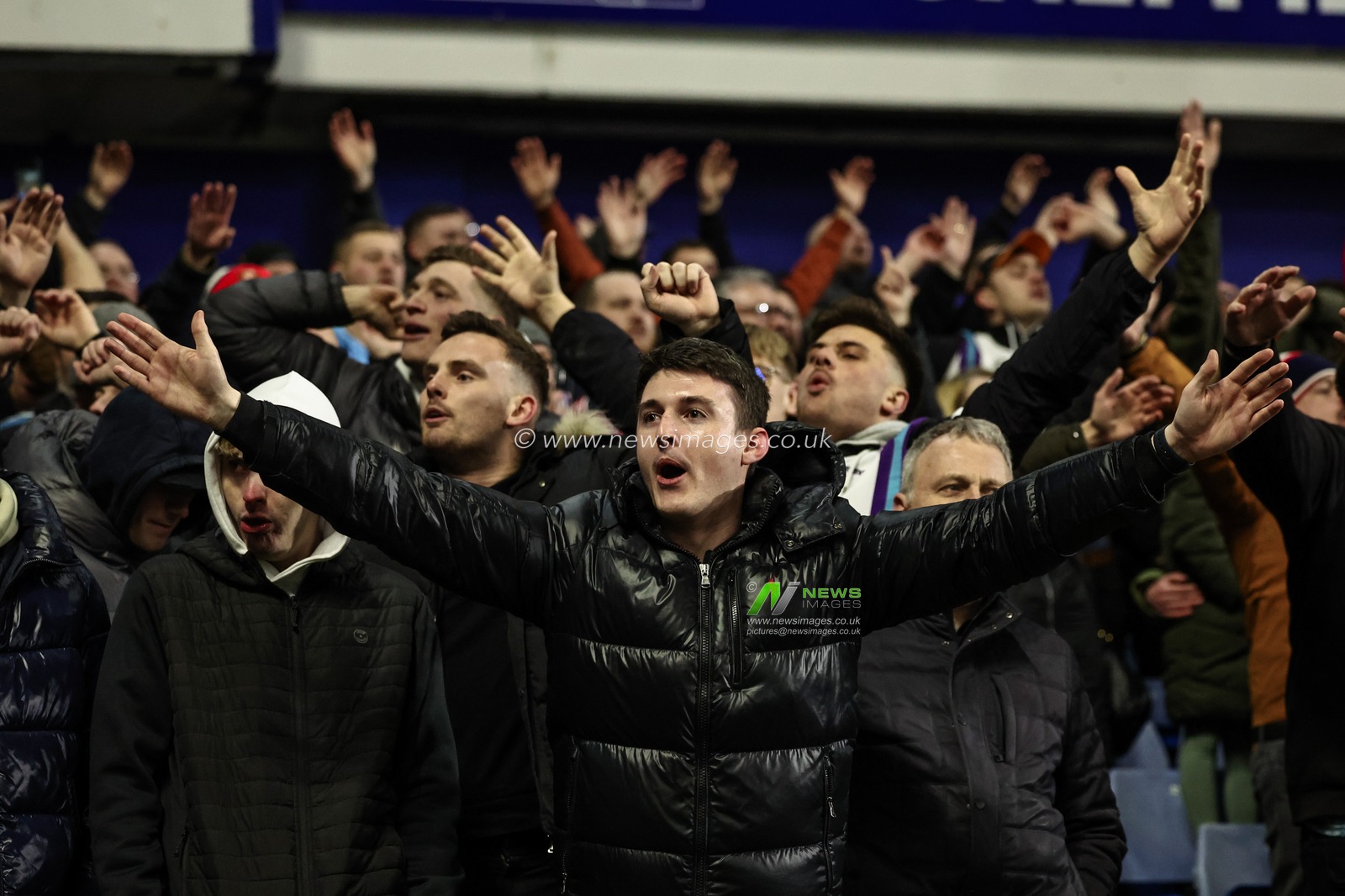 Sunderland fans celebrate the goal od Eliezer Mayenda of Sunderland as he makes it 1-2 during the Sky Bet Championship match Sheffield Wednesday vs Sunderland at Hillsborough, Sheffield, United Kingdom, 28th February 2025

(Photo by Mark Cosgrove/News Images)