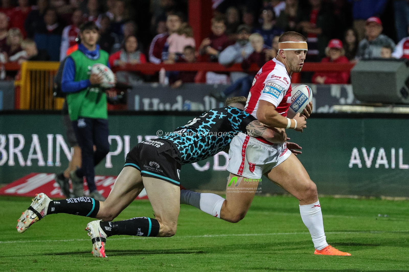 Mikey Lewis #20 of Hull KR on the attack during the Betfred Super League Round 23 match Hull KR vs Leigh Leopards at Sewell Group Craven Park, Kingston upon Hull, United Kingdom, 25th August 2023

(Photo by James Heaton/News Images)