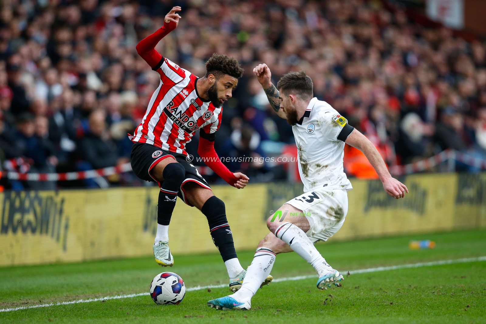 Jayden Bogle #20 of Sheffield United and Ryan Manning #3 of Swansea City during the Sky Bet Championship match Sheffield United vs Swansea City at Bramall Lane, Sheffield, United Kingdom, 11th February 2023

(Photo by Ben Early/News Images)