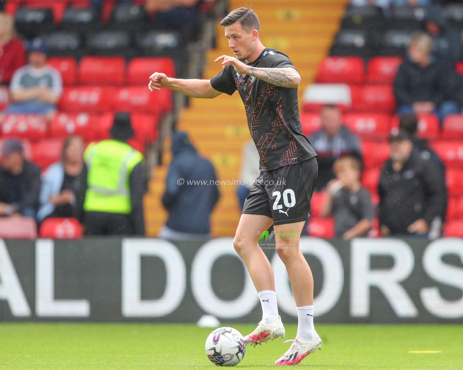 Oliver Casey #20 of Blackpool during the pre-game warm up ahead of the Sky Bet League 1 match Lincoln City vs Blackpool at Gelder Group Sincil Bank Stadium, Lincoln, United Kingdom, 26th August 2023

(Photo by Gareth Evans/News Images)