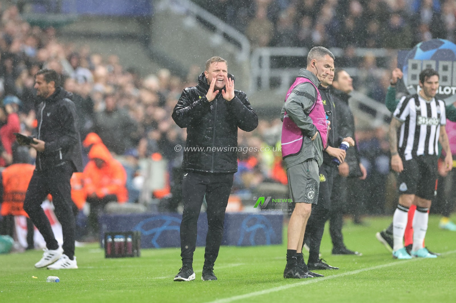 Eddie Howe manager of Newcastle United gives his team instructions during the UEFA Champions League match Newcastle United vs Borussia Dortmund at St. James's Park, Newcastle, United Kingdom, 25th October 2023

(Photo by Mark Cosgrove/News Images)