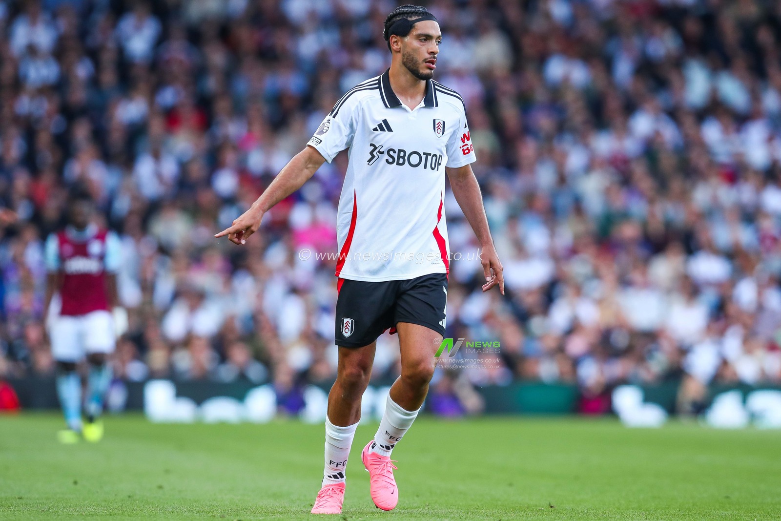 Raul Jimenez of Fulham gives the team instructions during the Premier League match Fulham vs West Ham United at Craven Cottage, London, United Kingdom, 14th September 2024

(Photo by Izzy Poles/News Images)