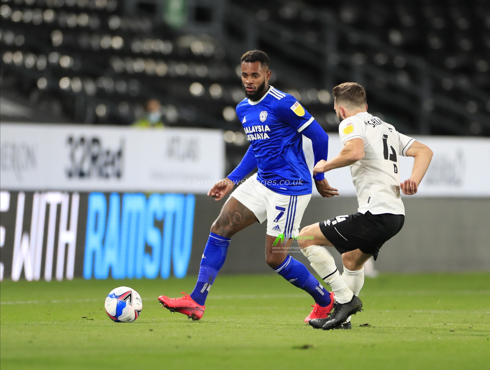 Leandro Bacuna (7) of Cardiff City passes the ball