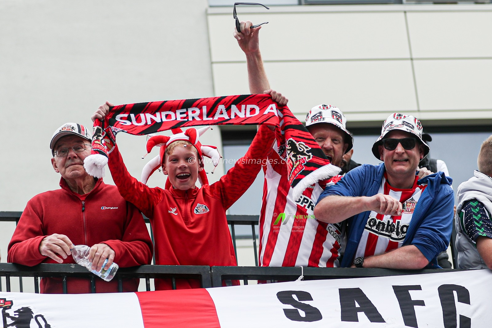 Sunderland fans cheering ahead of the Sky Bet Championship Playoff Final match Sheffield United vs Sunderland at Wembley Stadium, London, United Kingdom, 24th May 2025

(Photo by Izzy Poles/News Images)