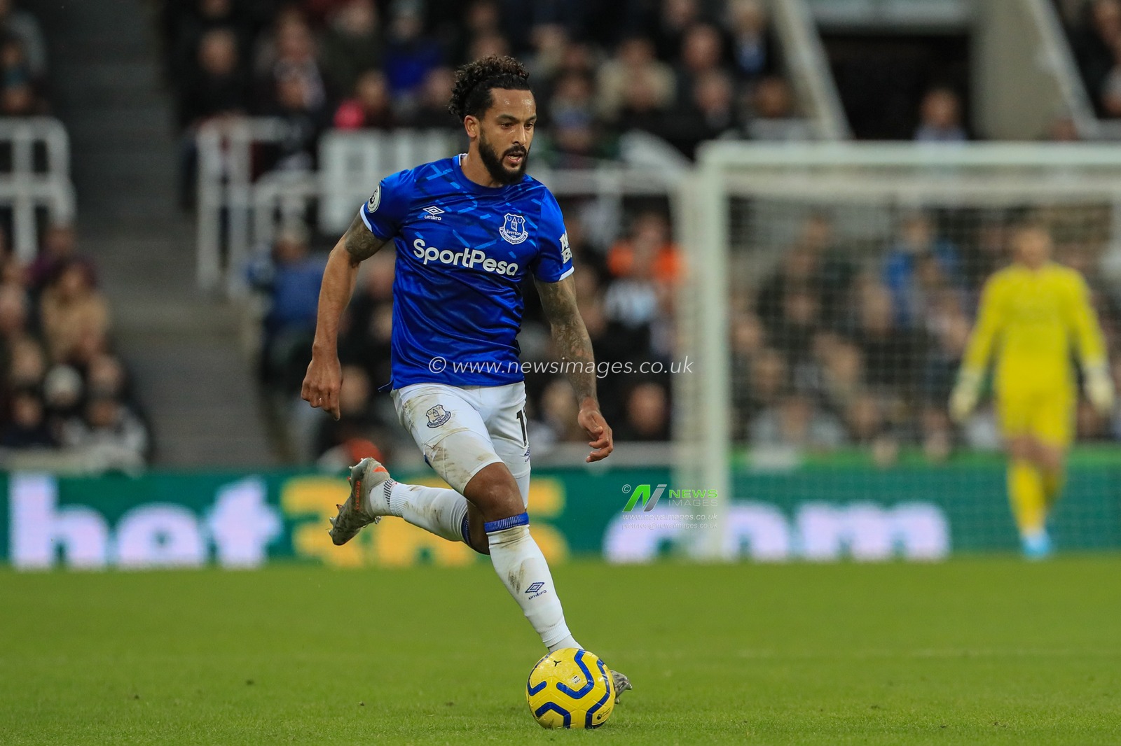 28th December 2019, St. James's Park, Newcastle, England; Premier League, Newcastle United v Everton : Theo Walcott (11) of Everton in action during the game 

Credit: Mark Cosgrove/News Images