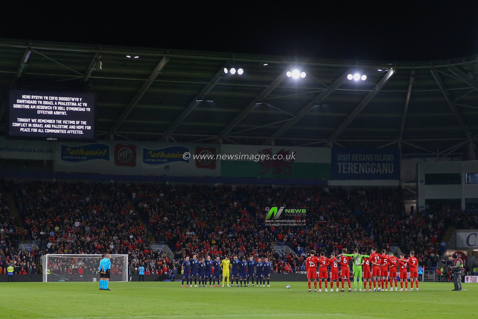 Both sets of players hold a minutes silence ahead of the UEFA Euro 2024 Qualifiers match Wales vs Croatia at Cardiff City Stadium, Cardiff, United Kingdom, 15th October 2023

(Photo by Gareth Evans/News Images)
