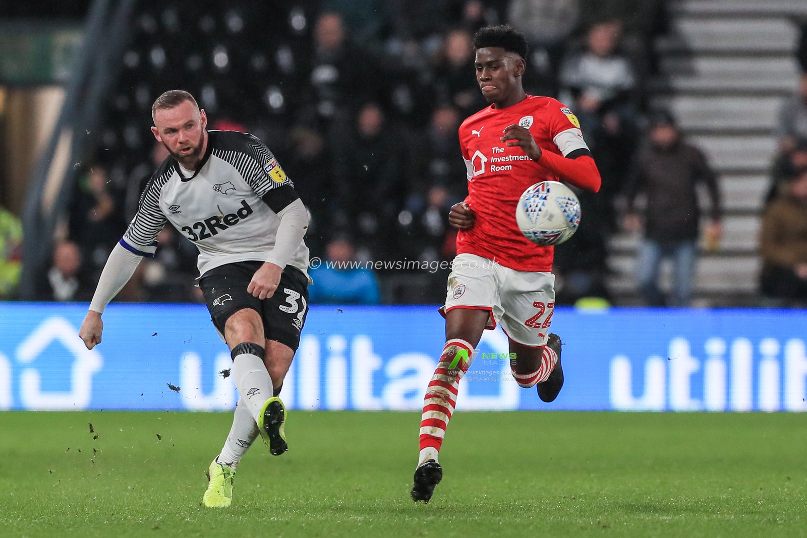 2nd January 2020, Pride Park Stadium, Derby, England; Sky Bet Championship, Derby County v Barnsley : Wayne Rooney (32) of Derby County crosses the ball as Clarke Odure (22) of Barnsley pressures 

Credit: Mark Cosgrove/News Images