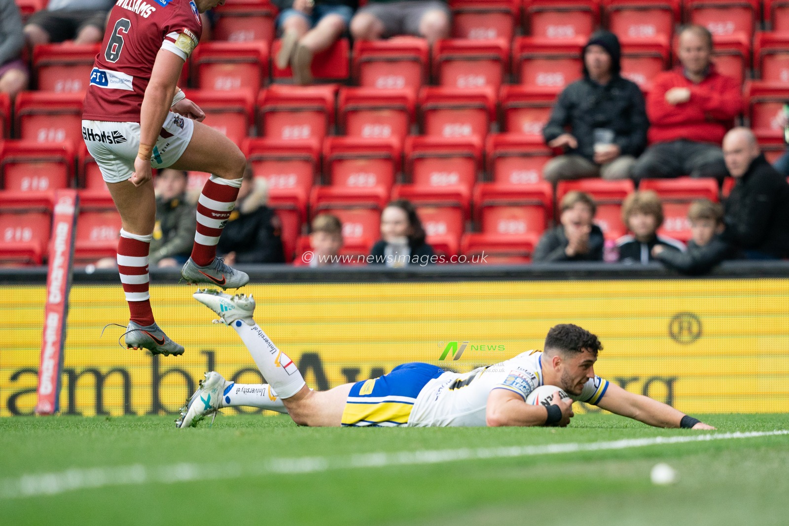 Warrington Wolves's Declan Patton scores his sides first try


25th May 2019 , Anfield Stadium, Liverpool, England; Dacia Magic Weekend, Betfred Super League Round 16, Wigan Warriors vs Warrington Wolves ; 

Credit: Terry Donnelly/News Images