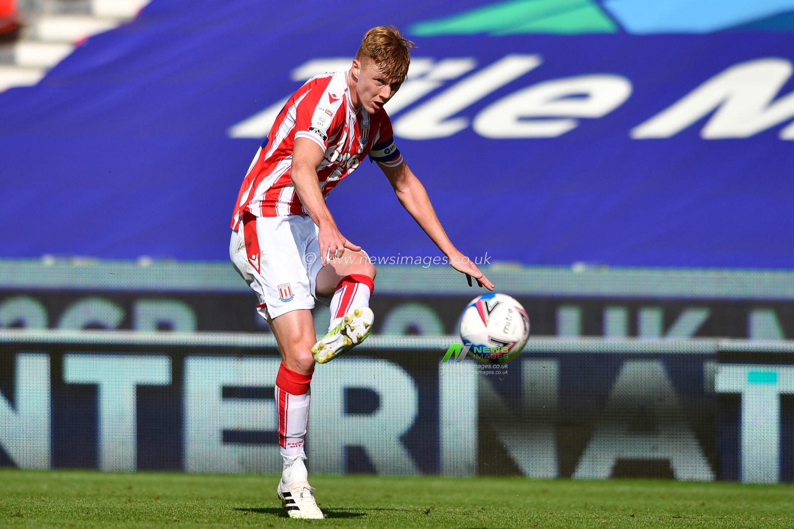 Sam Clucas (22) of Stoke City crosses the ball