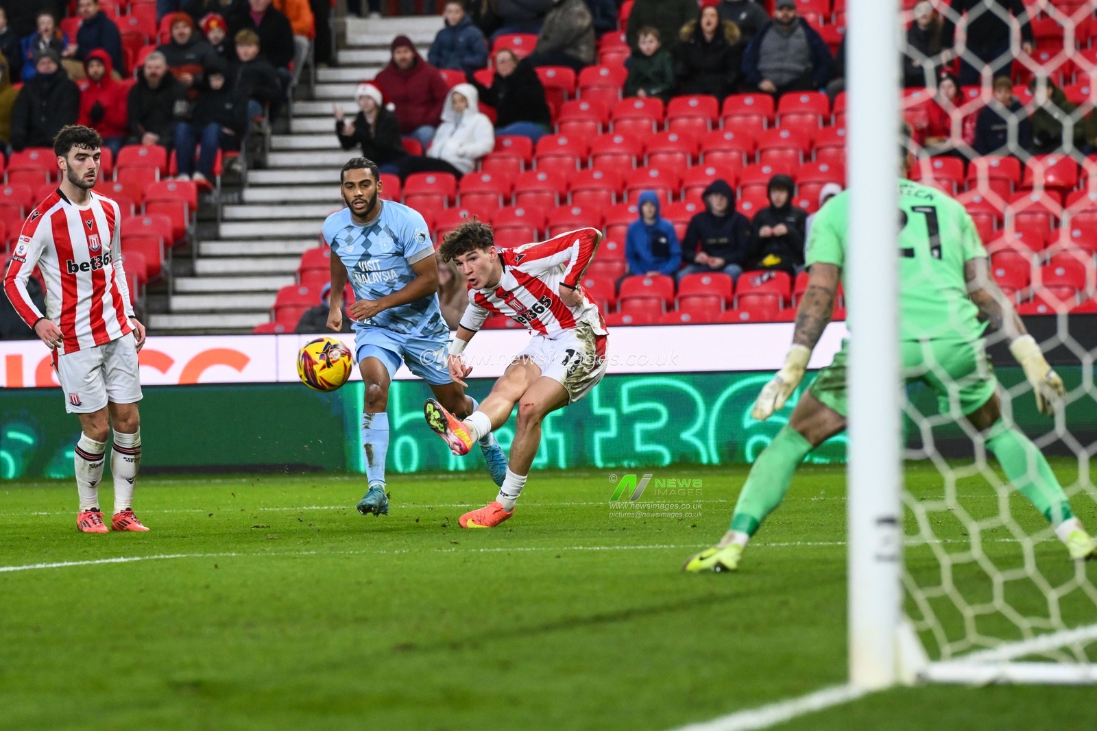 Lewis Koumas of Stoke City shoots on goal during the Sky Bet Championship match Stoke City vs Cardiff City at Bet365 Stadium, Stoke-on-Trent, United Kingdom, 14th December 2024

(Photo by Craig Thomas/News Images)