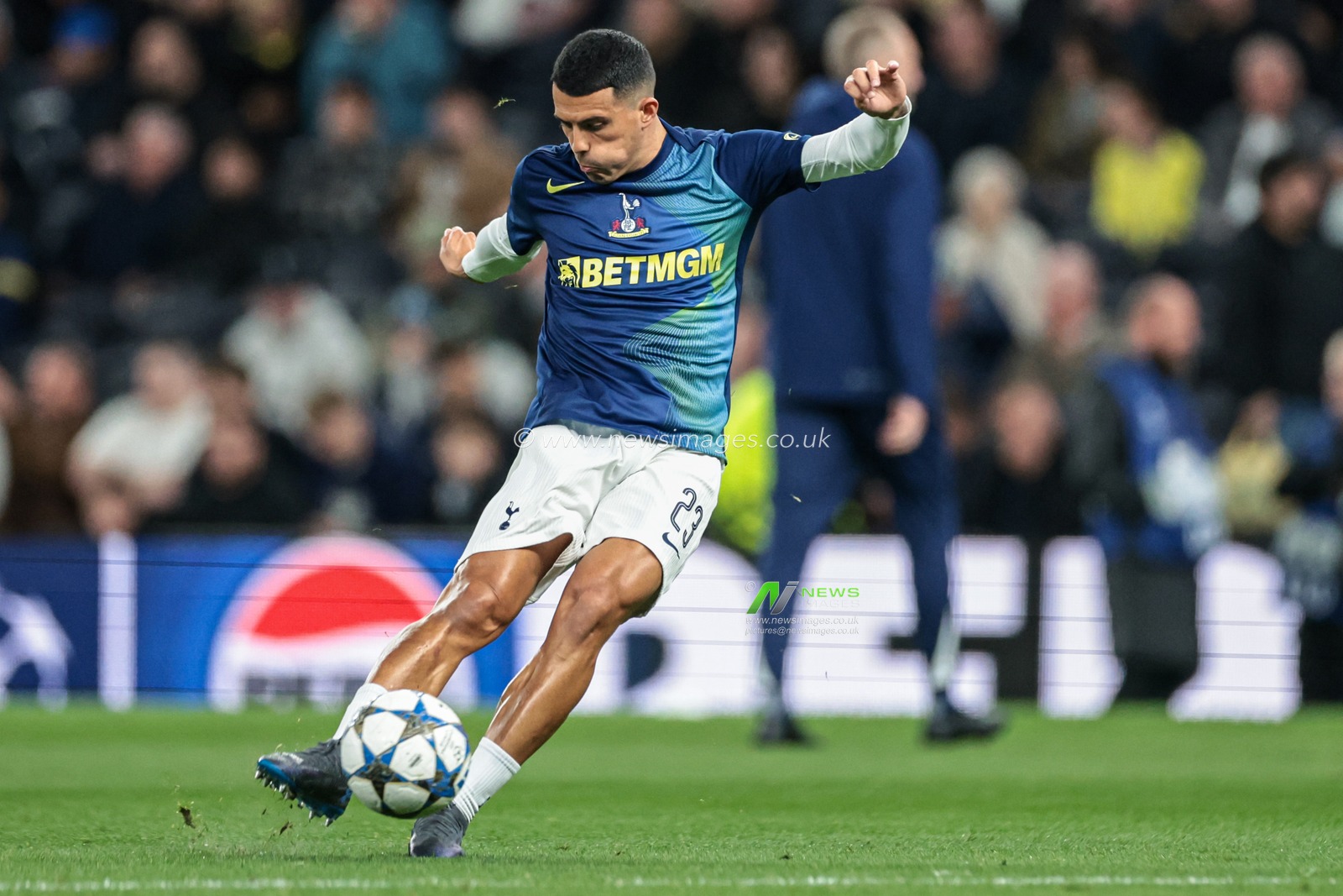 Pedro Porro of Tottenham Hotspur takes shot in warm up ahead of the UEFA Champions League match Tottenham Hotspur vs Villarreal at Tottenham Hotspur Stadium, London, United Kingdom, 16th September 2025

(Photo by Mark Cosgrove/News Images)