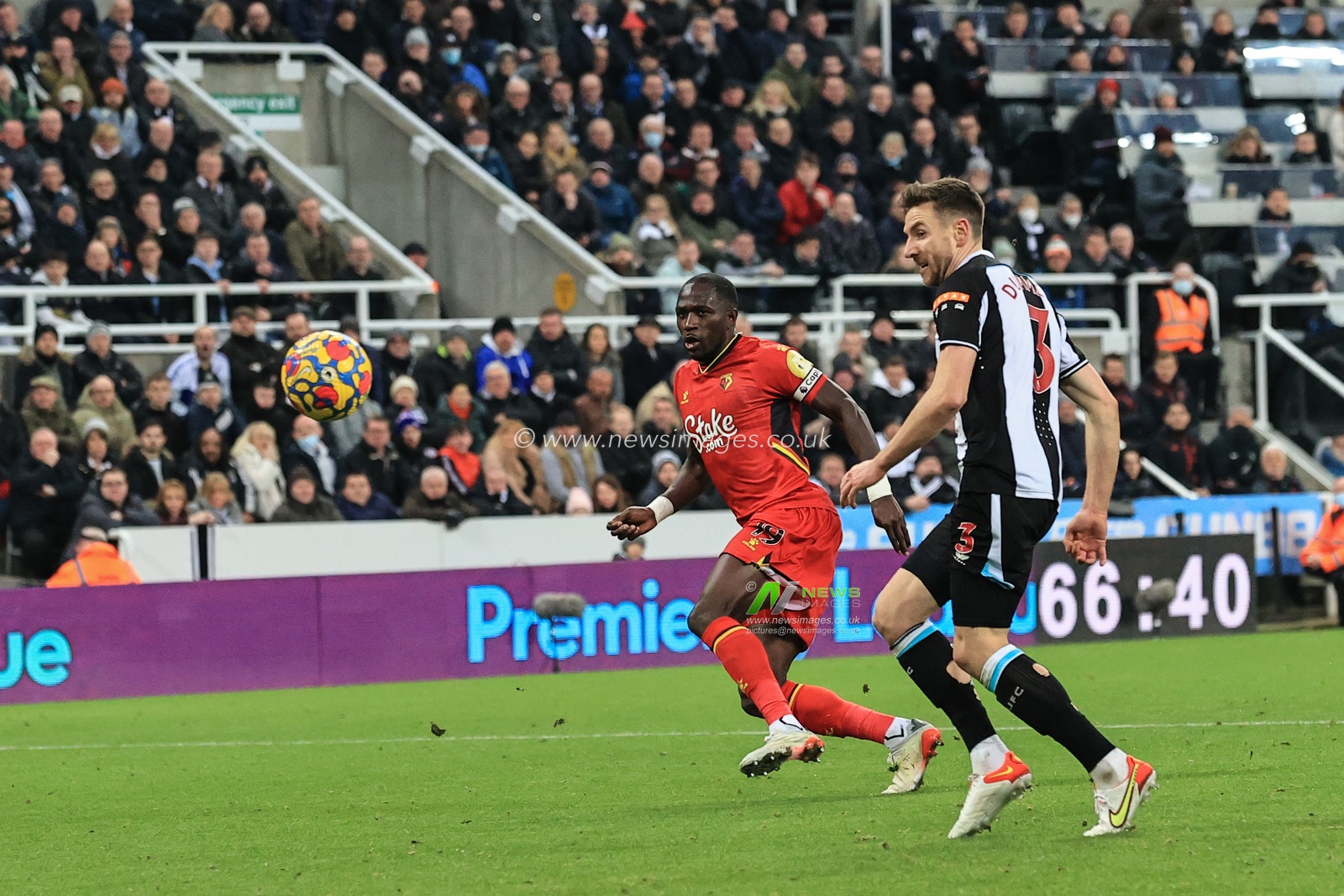 Moussa Sissoko #19 of Watford shoots just over the bar