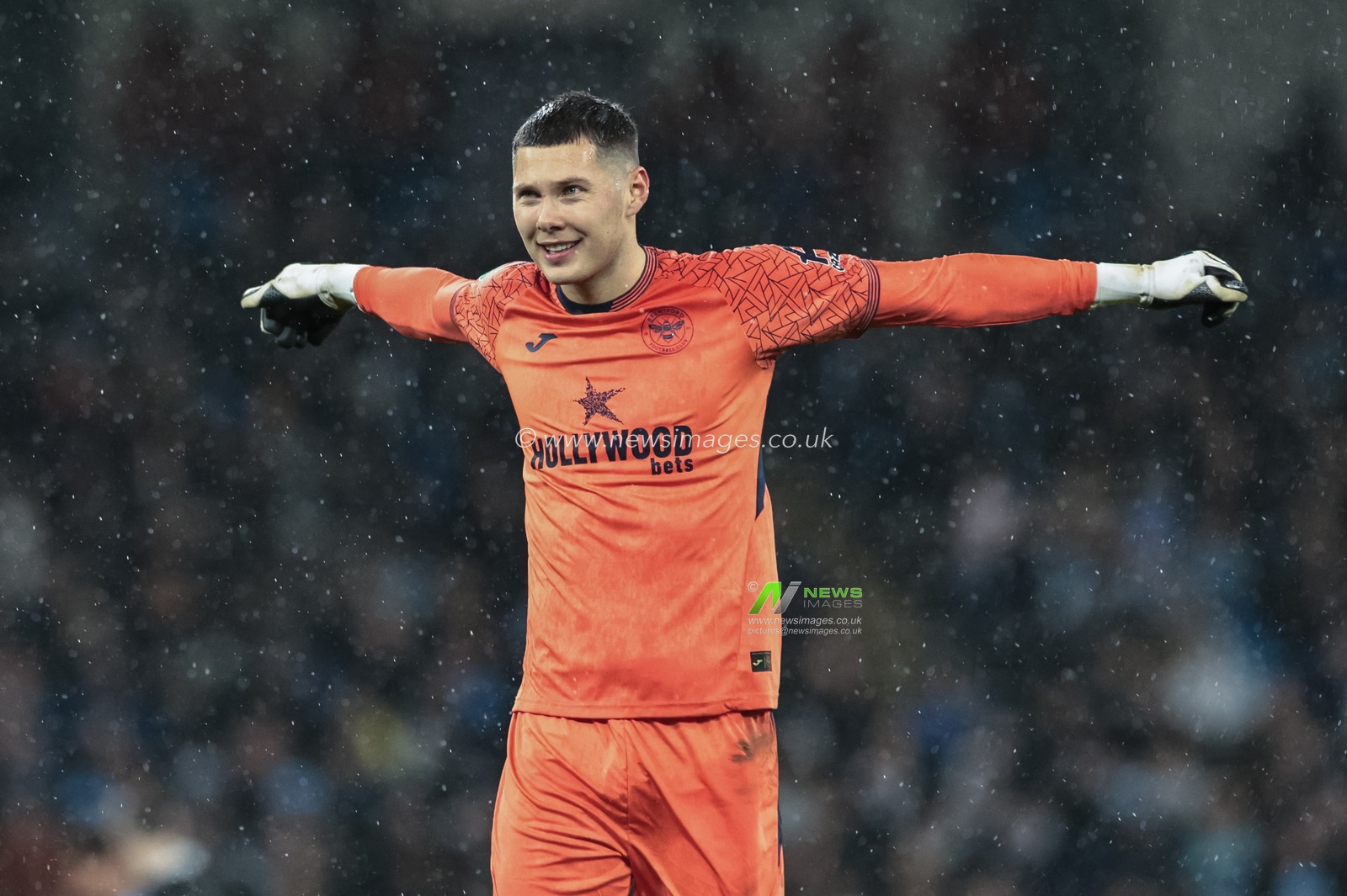 Brentford goalkeeper Hakon Rafn Valdimarsson during the Carabao Cup Quarter Final match Manchester City vs Brentford at Etihad Stadium, Manchester, United Kingdom, 17th December 2025

(Photo by Mark Cosgrove/News Images)

*** GER AUT SUI OUT ***