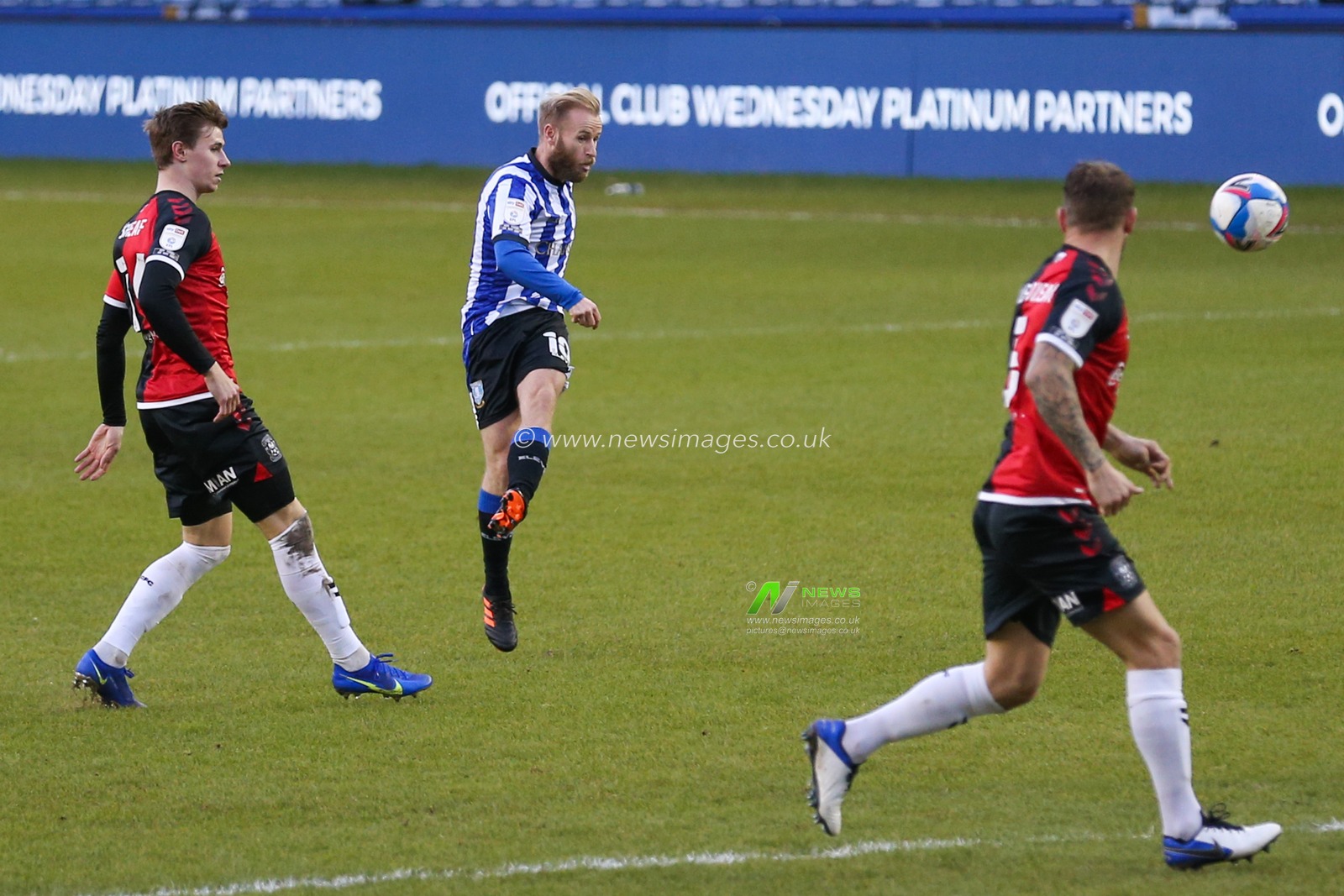 Barry Bannan #10 of Sheffield Wednesday shoots during the game