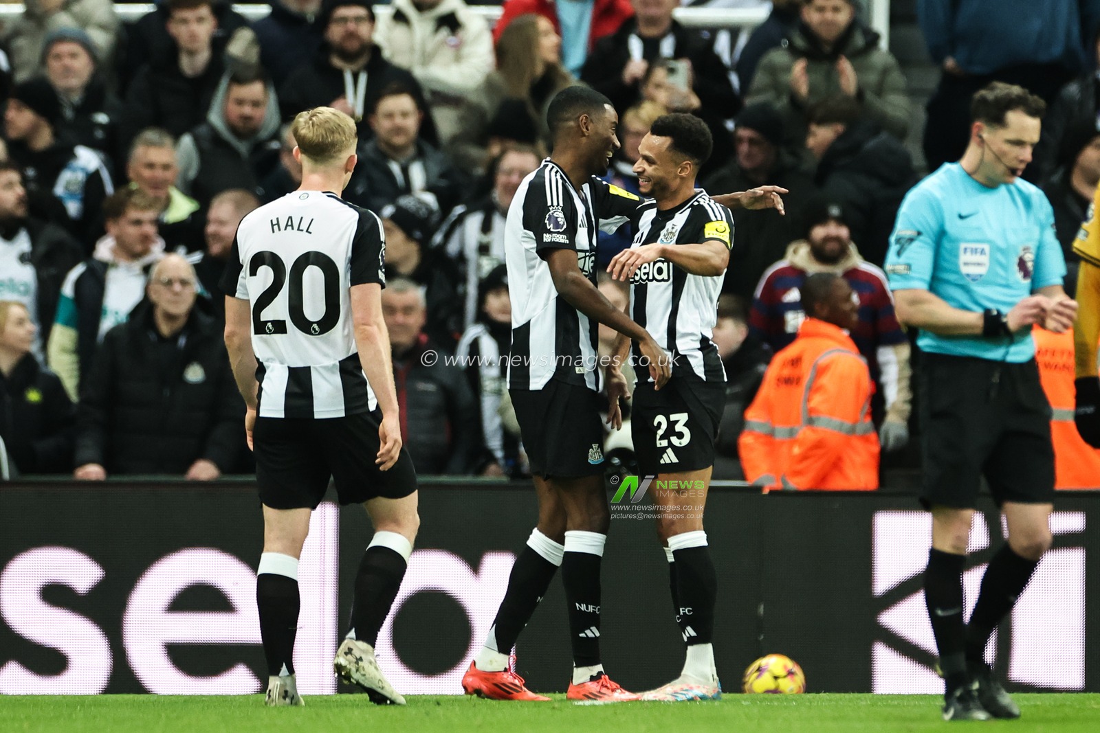 Alexander Isak of Newcastle United celebrates his goal to make it 1-0 during the Premier League match Newcastle United vs Wolverhampton Wanderers at St. James's Park, Newcastle, United Kingdom, 15th January 2025

(Photo by Mark Cosgrove/News Images)
