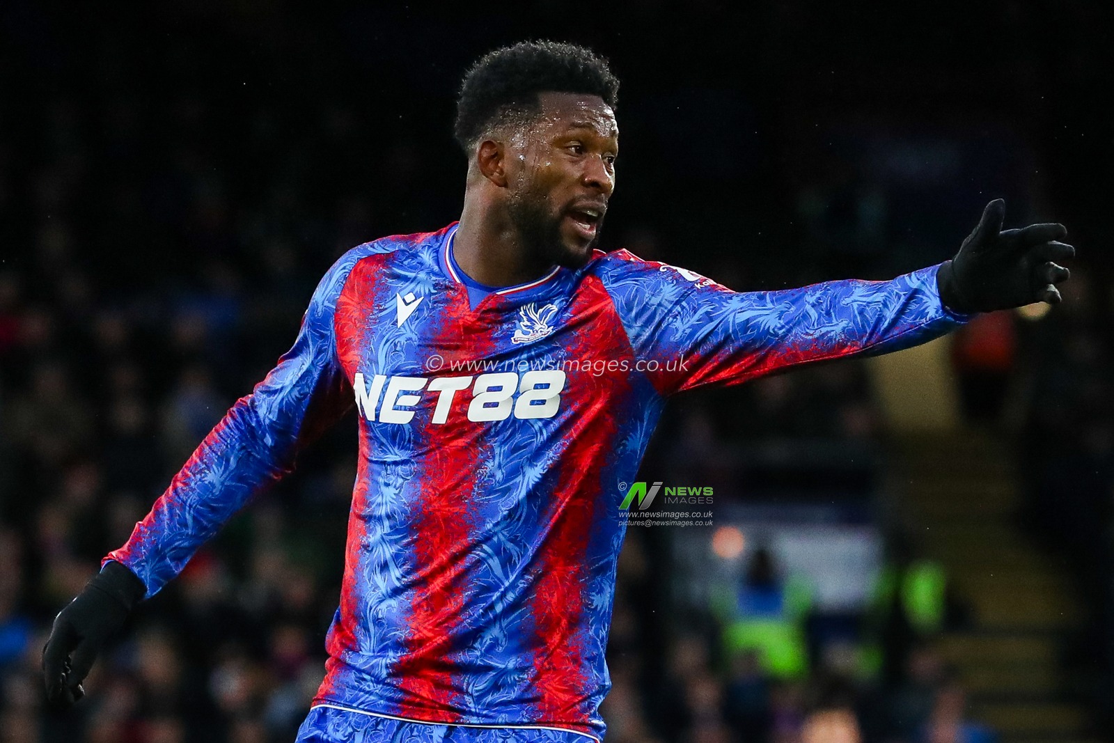 Jefferson Lerma of Crystal Palace gives the team instructions during the Premier League match Crystal Palace vs Manchester City at Selhurst Park, London, United Kingdom, 7th December 2024

(Photo by Izzy Poles/News Images)