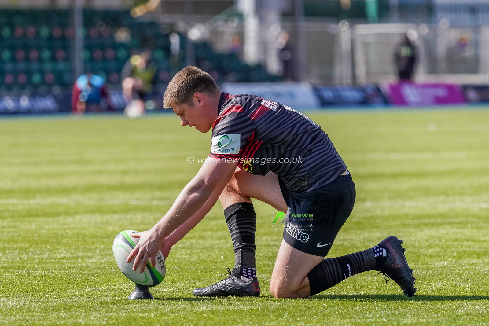 Owen Farrell #10 of Saracens lines up a conversion kick