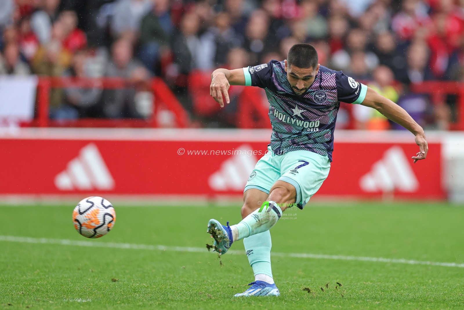 Neal Maupay #7 of Brentford has a shot at goal during the Premier League match Nottingham Forest vs Brentford at City Ground, Nottingham, United Kingdom, 1st October 2023

(Photo by Mark Cosgrove/News Images)