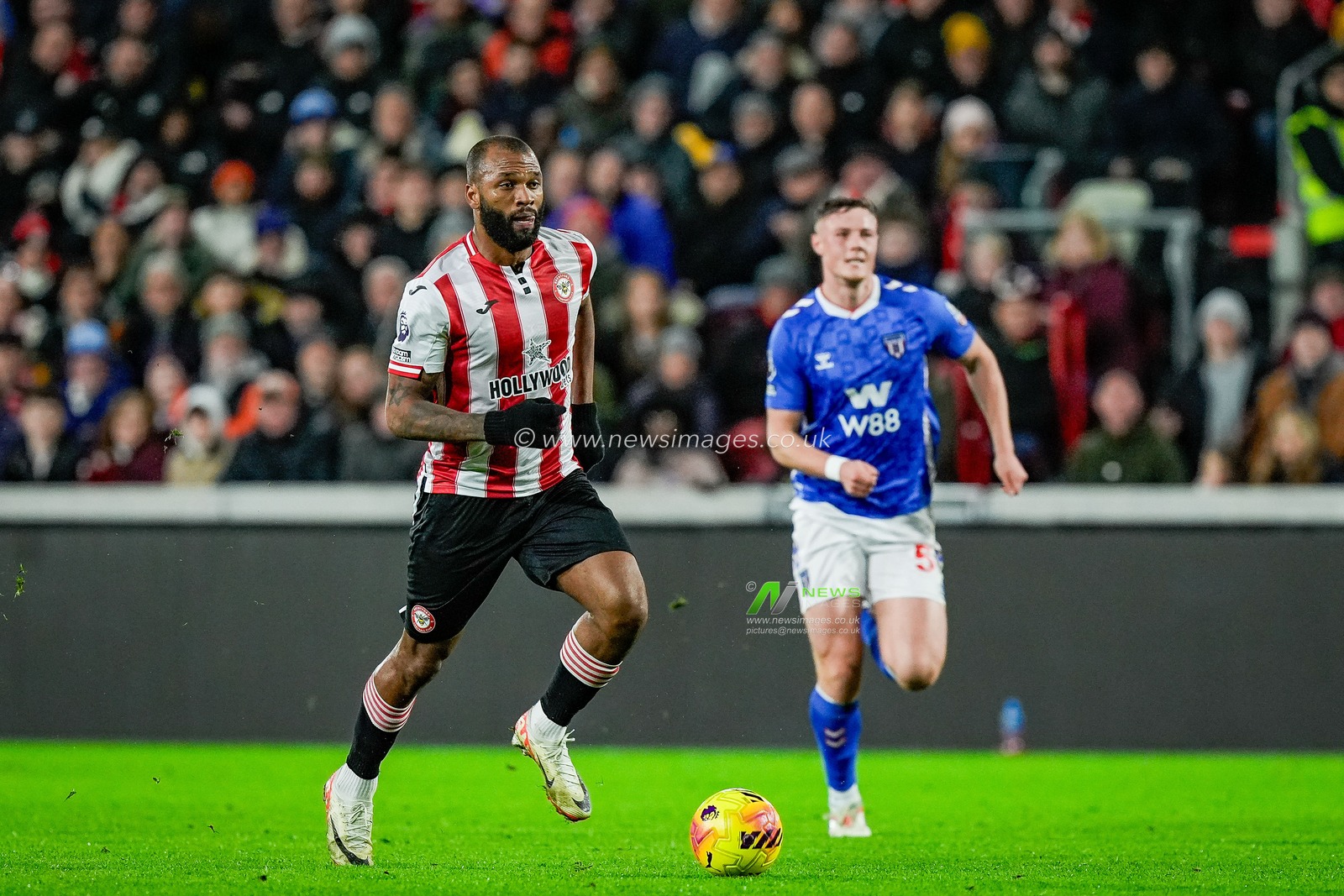 Igor Thiago of Brentford makes a run with the ball during the Premier League match Brentford vs Sunderland at The Gtech Community Stadium, London, United Kingdom, 7th January 2026

(Photo by Maynard Manyowa/News Images)

*** GER AUT SUI OUT ***