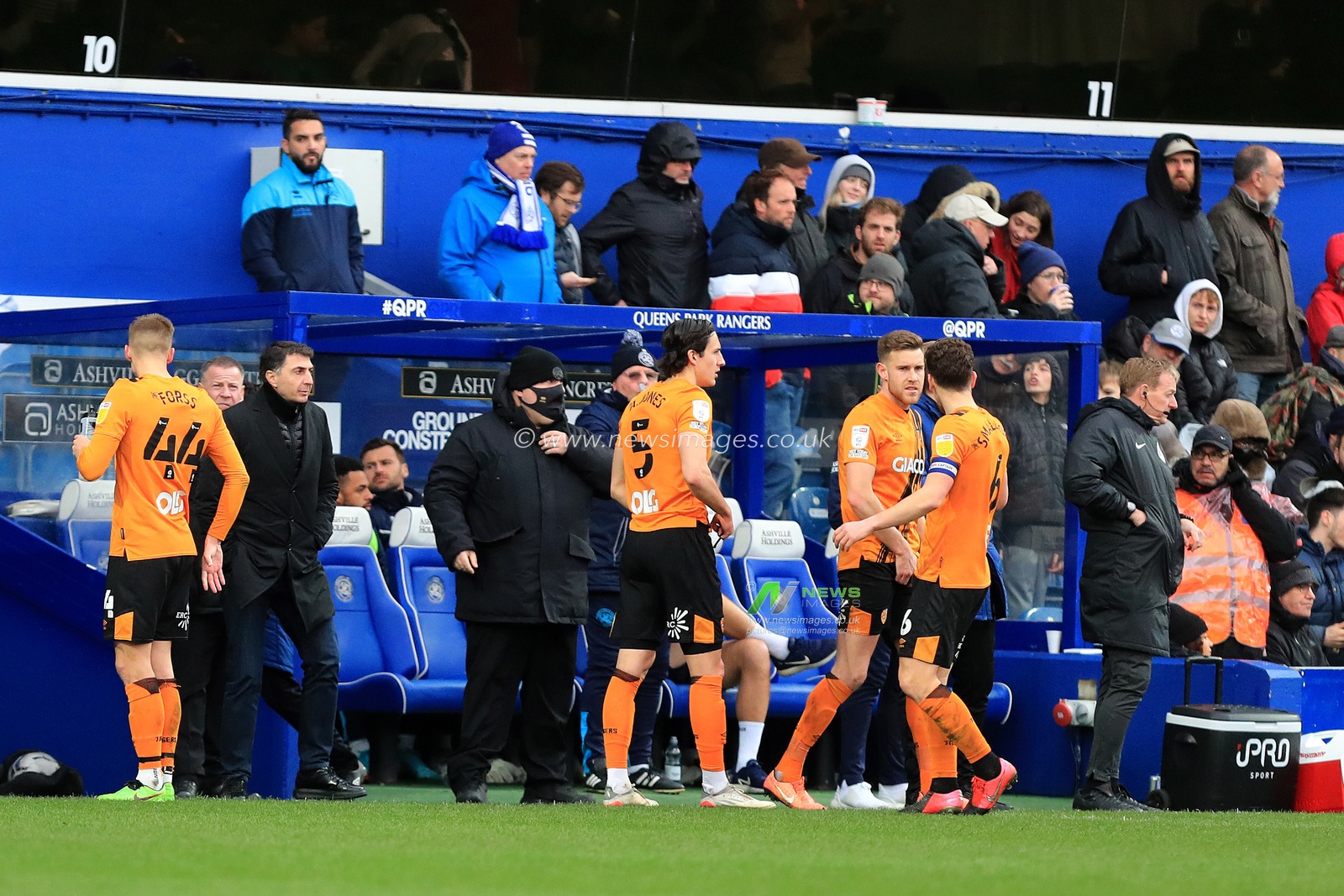 Shota Arveladze manager of Hull City speaks to his team.