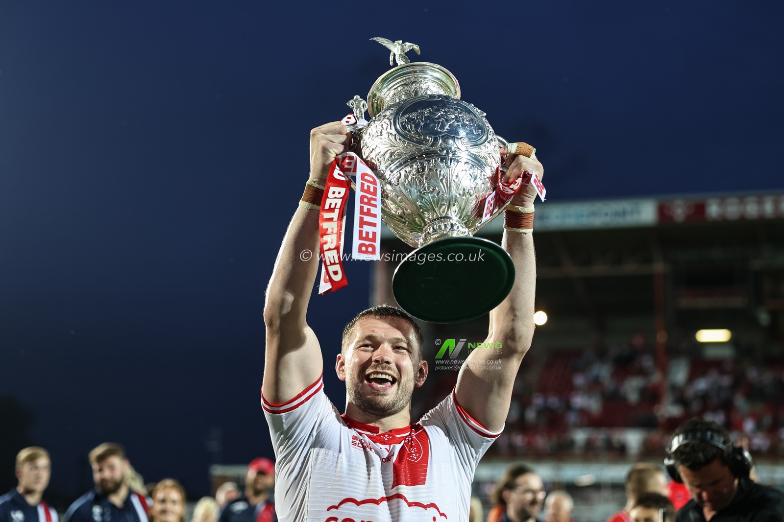 James Batchelor of Hull KR lifts the Challenge Cup in front of packed out Sewell Group Craven Park during the Betfred Super League Round 14 Hull KR vs Catalans Dragons at Sewell Group Craven Park, Kingston upon Hull, United Kingdom, 13th June 2025

(Photo by Mark Cosgrove/News Images)