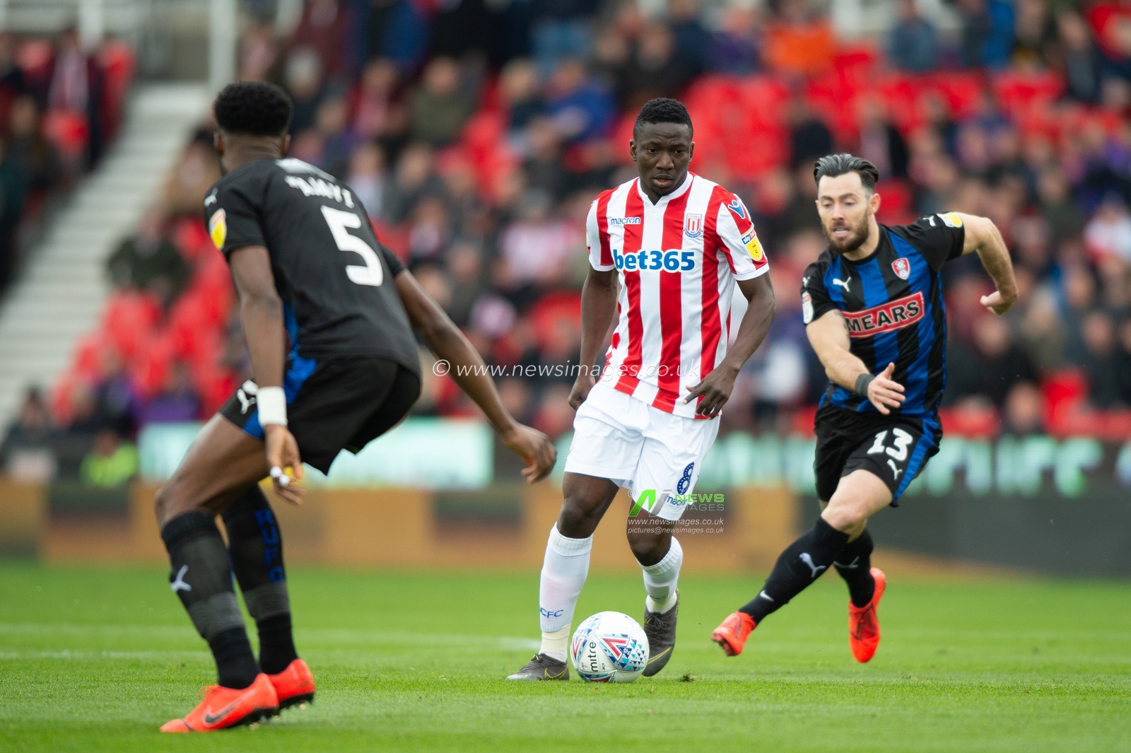 13th April 2019 , Bet 365 Stadium, Stoke-on-Trent, England; Sky Bet Championship, Stoke City vs Rotherham United ; Oghenekaro Etebo (8) of Stoke City looks to pass


Credit: Richard Long/News Images

English Football League images are subject to DataCo Licence