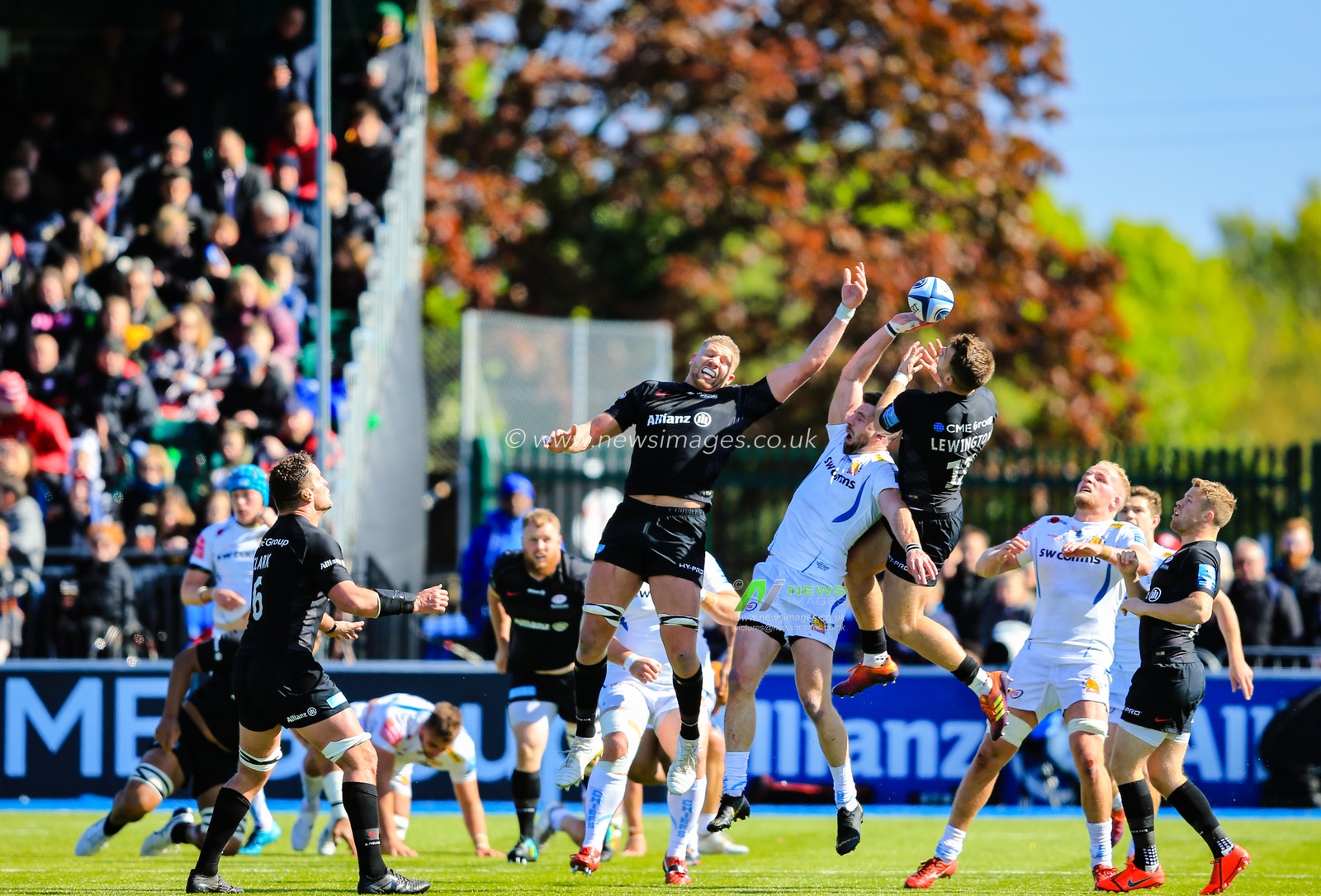 4th May 2019 , Allianz Park , London, England; Gallagher Premiership, Saracens vs Exeter Chiefs ; Alex Lewington (11) of Saracens leaps for the ball

Credit: Georgie Kerr/News Images