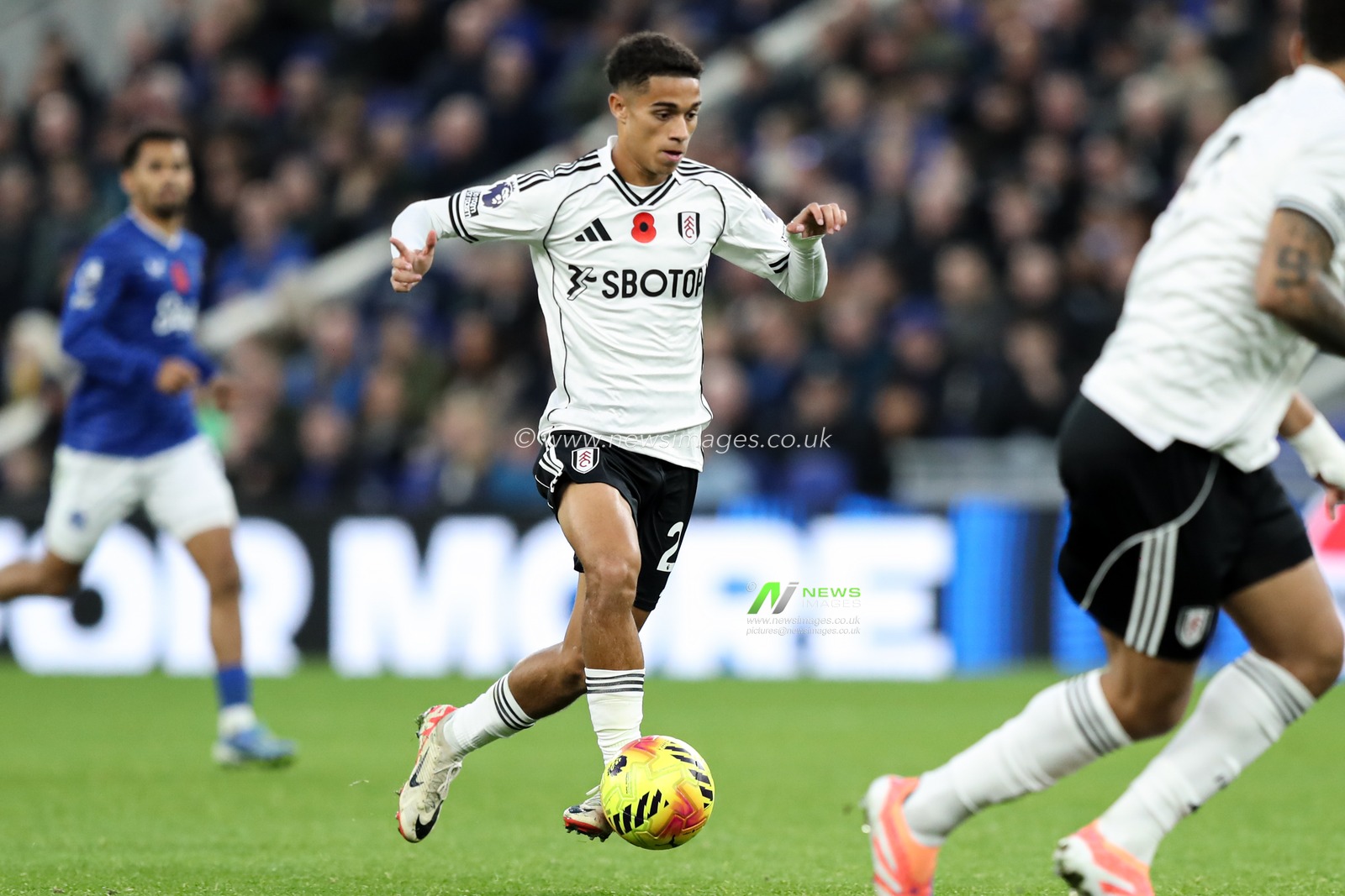 Joshua King of Fulham controls the ball during the Premier League match Everton vs Fulham at Hill Dickinson Stadium, Liverpool, United Kingdom, 8th November 2025

(Photo by Jorge Horsted/News Images)

*** GER AUT SUI OUT ***