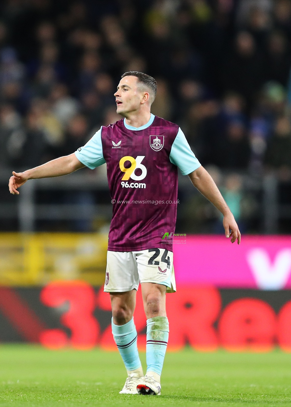 Josh Cullen of Burnley during the Sky Bet Championship match Burnley vs Sheffield Wednesday at Turf Moor, Burnley, United Kingdom, 21st February 2025

(Photo by Jorge Horsted/News Images)