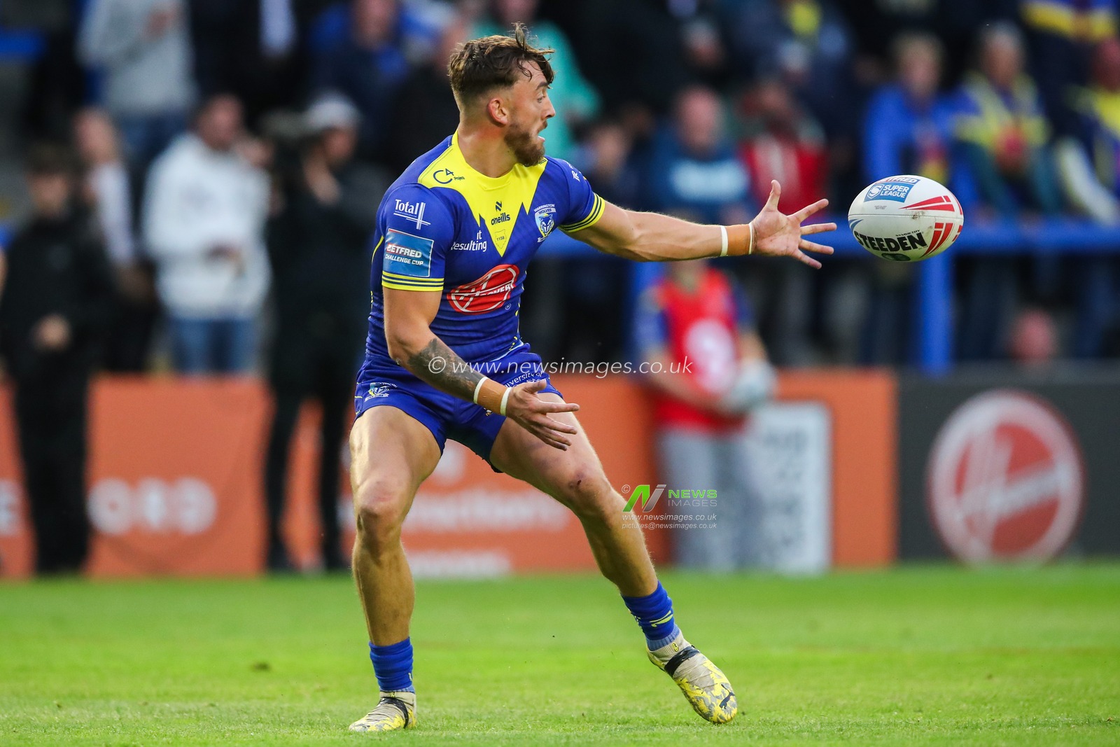 Matty Ashton of Warrington Wolves gets a hold of the ball during the Betfred Super League Round 17 match Warrington Wolves vs Leeds Rhinos at Halliwell Jones Stadium, Warrington, United Kingdom, 11th July 2024

(Photo by Gareth Evans/News Images)