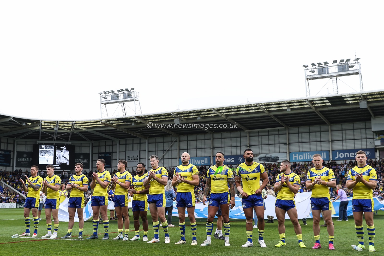 Players take part in a minutes applause for Derek Whitehead during the Betfred Super League Round 7 match Warrington Wolves vs Hull FC at Halliwell Jones Stadium, Warrington, United Kingdom, 12th April 2025

(Photo by Gareth Evans/News Images)
