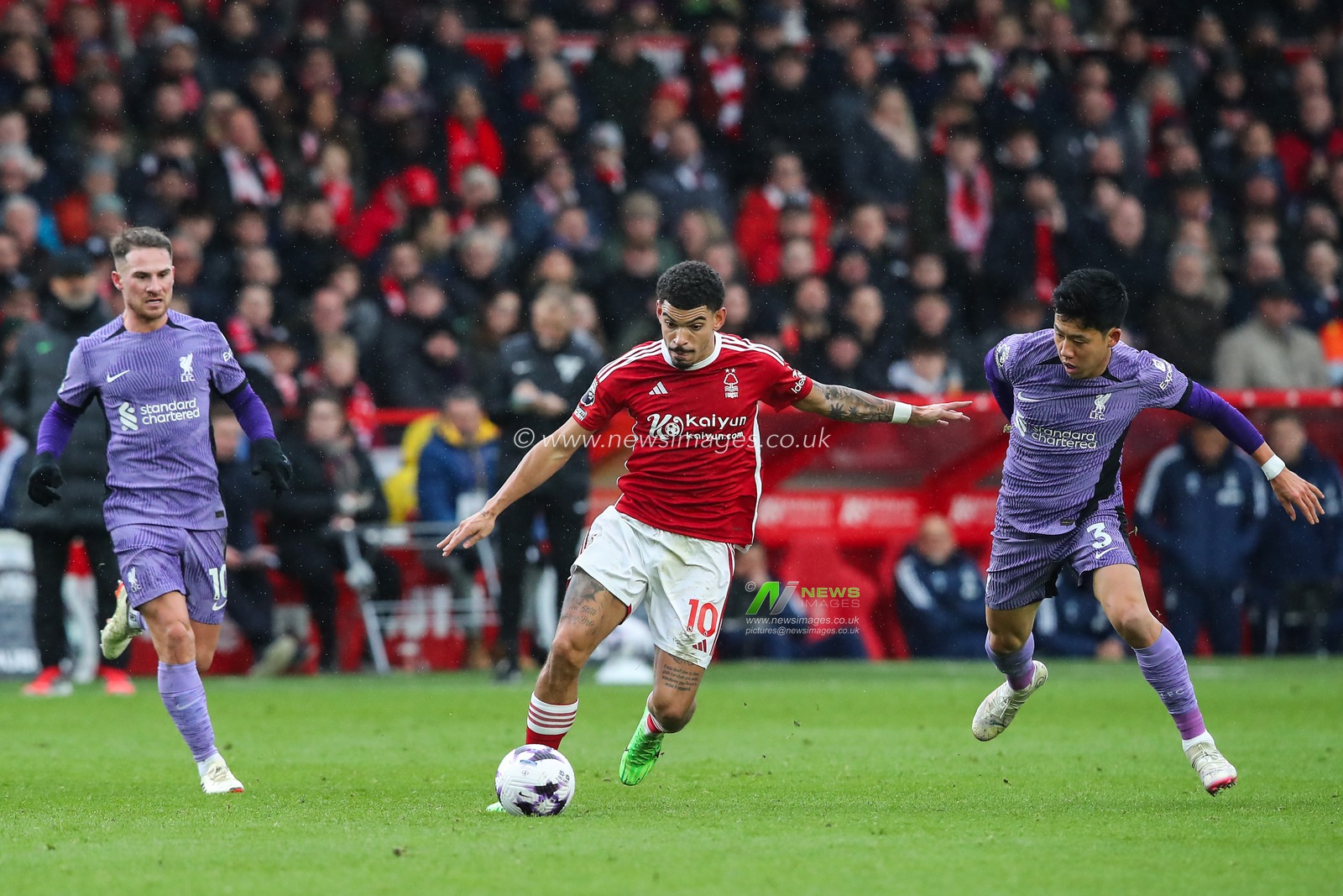 Morgan Gibbs-White of Nottingham Forest holds off Wataru Endo of Liverpool during the Premier League match Nottingham Forest vs Liverpool at City Ground, Nottingham, United Kingdom, 2nd March 2024

(Photo by Gareth Evans/News Images)