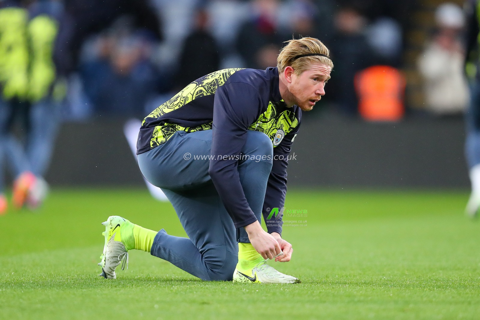 Kevin De Bruyne of Manchester City warms up prior to the Premier League match Crystal Palace vs Manchester City at Selhurst Park, London, United Kingdom, 7th December 2024

(Photo by Izzy Poles/News Images)
