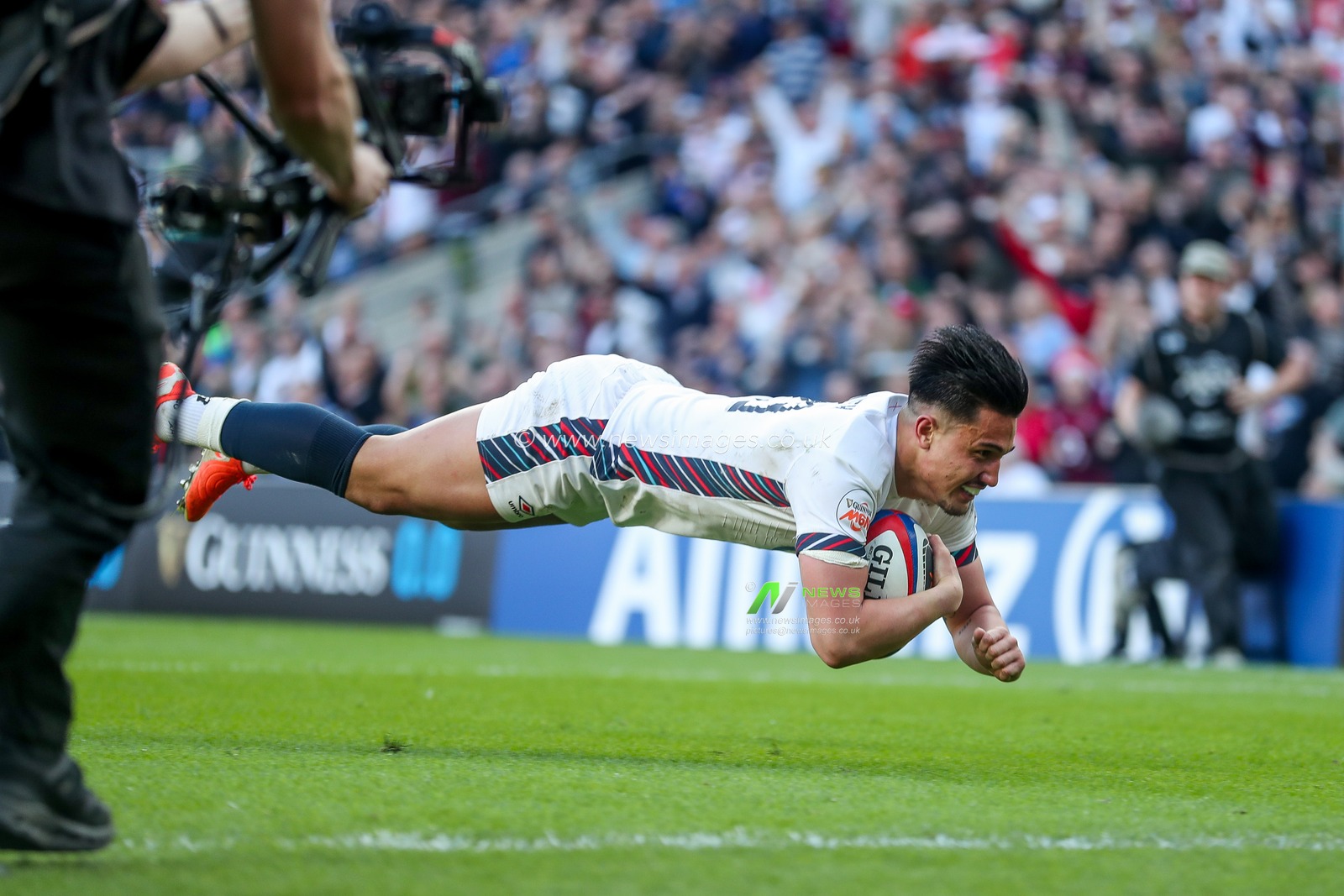 Marcus Smith of England goes over for a try to make it 26-17 during the 2025 Guinness 6 Nations match England vs Italy at Allianz Stadium, Twickenham, United Kingdom, 9th March 2025

(Photo by Izzy Poles/News Images)